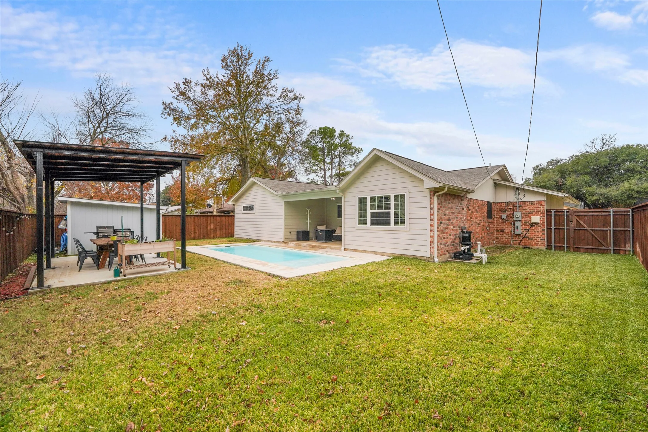 Single Family Residence For Sale in Denton County , 3304 Huisache Street, Denton, Texas 76209, 3 Bedroom, 2 Bathroom, 2 Garage spaces, 1,599 Sqft, built in 1968, mls#21359175, Real Estate Agent in Denton, Homes For Sale in Denton county, Homes For Sale in Denton, Realtor in Denton Texas, Real Estate Brokerage Independent Realty Texas, Luminita Cordes Realtor