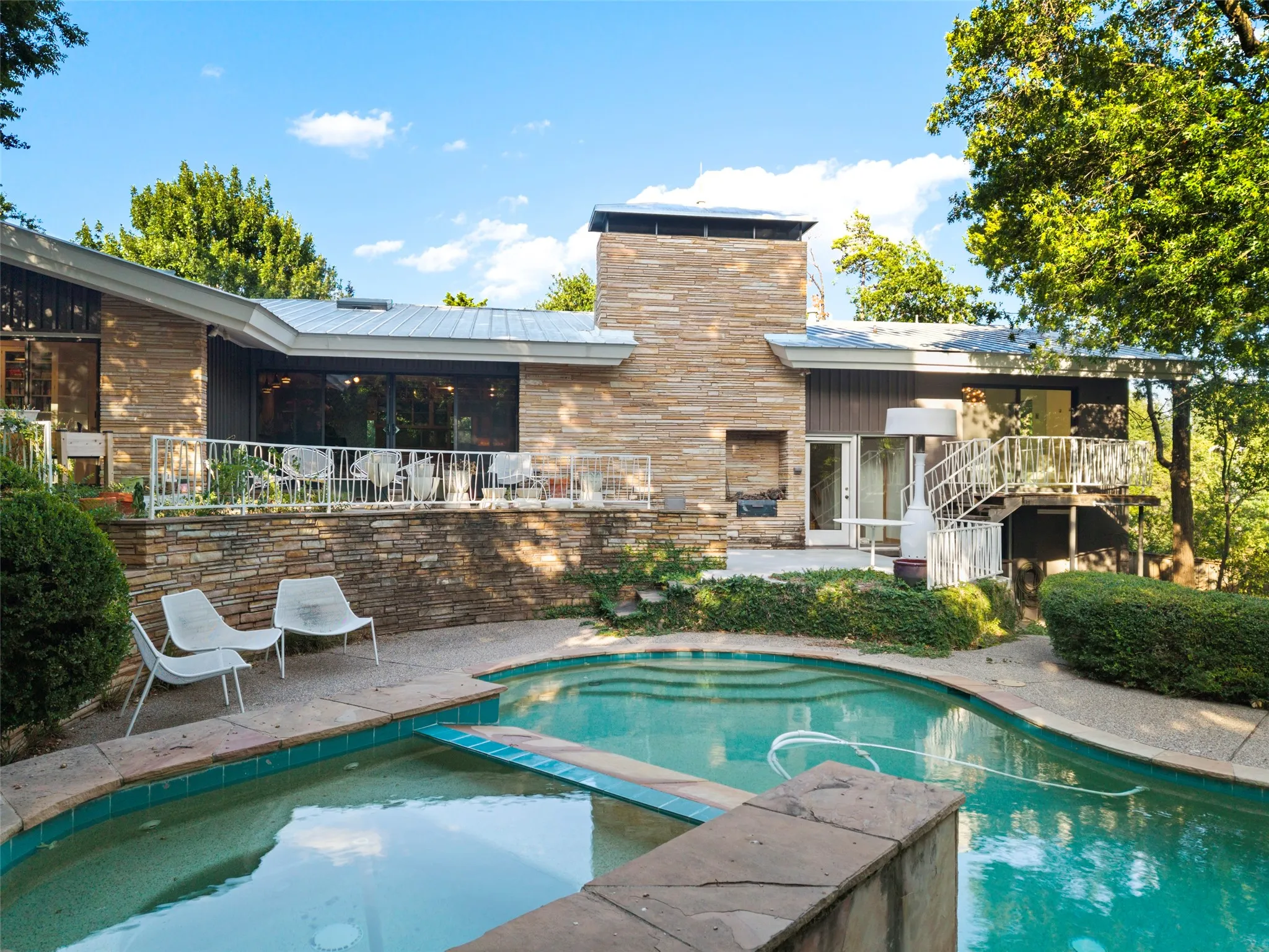 Single Family Residence For Sale in Dallas County , 1535 Junior Drive, Dallas, Texas 75208, 3 Bedroom, 4 Bathroom, 2 Garage spaces, 2,830 Sqft, built in 1958, mls#21350290, Real Estate Agent in Dallas, Homes For Sale in Dallas county, Homes For Sale in Dallas, Realtor in Dallas Texas, Real Estate Brokerage Independent Realty Texas, Luminita Cordes Realtor