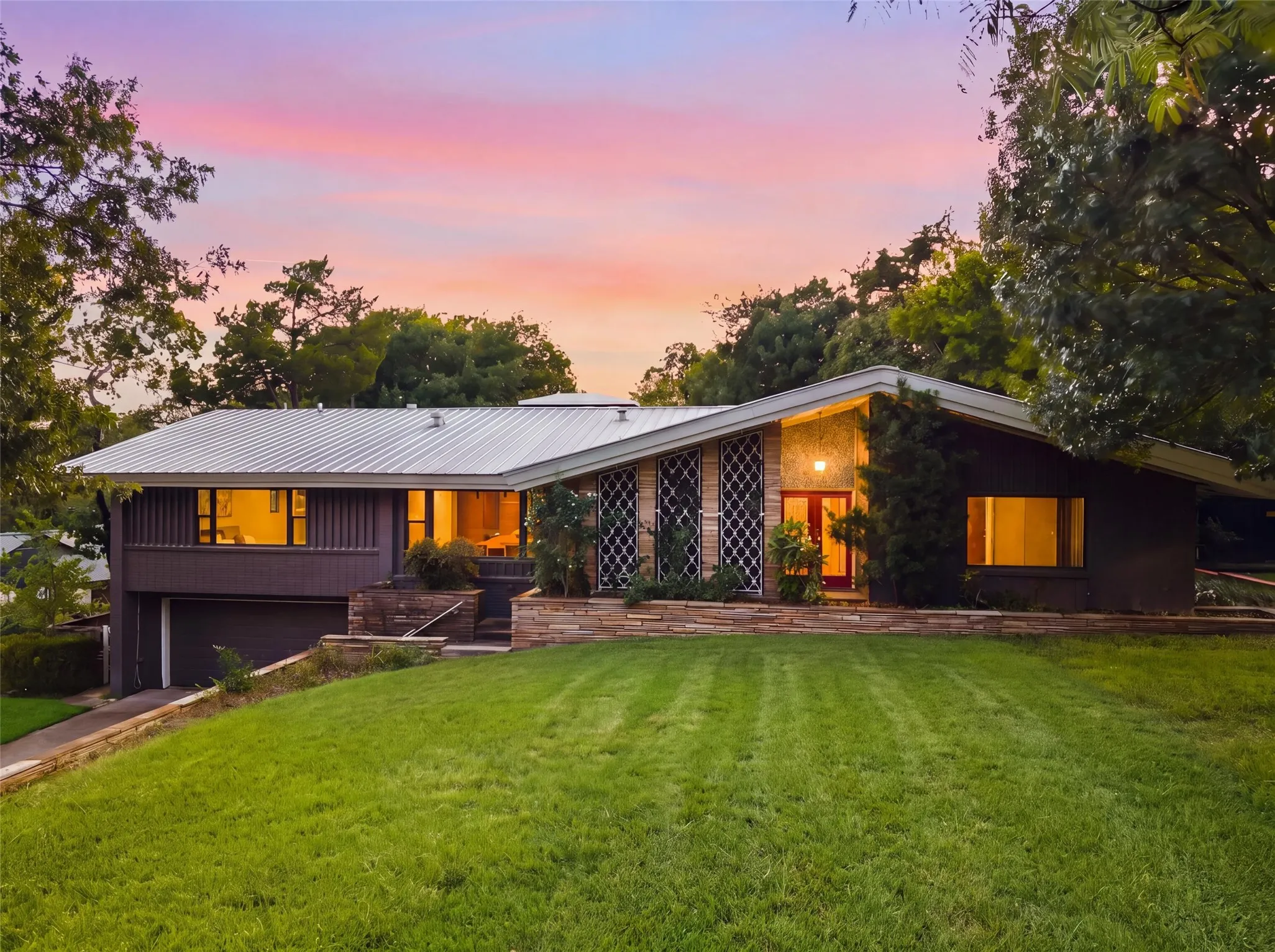 Single Family Residence For Sale in Dallas County , 1535 Junior Drive, Dallas, Texas 75208, 3 Bedroom, 4 Bathroom, 2 Garage spaces, 2,830 Sqft, built in 1958, mls#21350290, Real Estate Agent in Dallas, Homes For Sale in Dallas county, Homes For Sale in Dallas, Realtor in Dallas Texas, Real Estate Brokerage Independent Realty Texas, Luminita Cordes Realtor