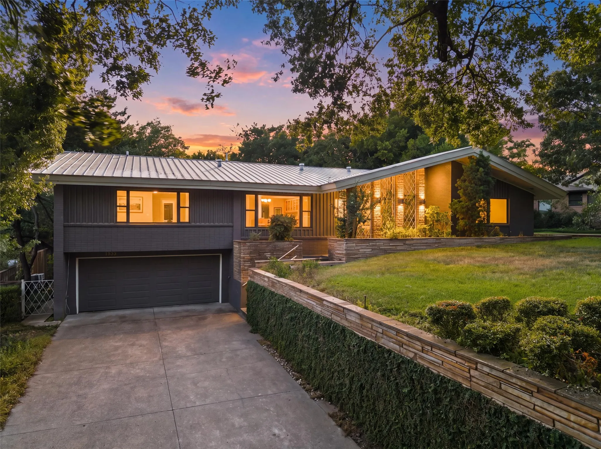 Single Family Residence For Sale in Dallas County , 1535 Junior Drive, Dallas, Texas 75208, 3 Bedroom, 4 Bathroom, 2 Garage spaces, 2,830 Sqft, built in 1958, mls#21350290, Real Estate Agent in Dallas, Homes For Sale in Dallas county, Homes For Sale in Dallas, Realtor in Dallas Texas, Real Estate Brokerage Independent Realty Texas, Luminita Cordes Realtor