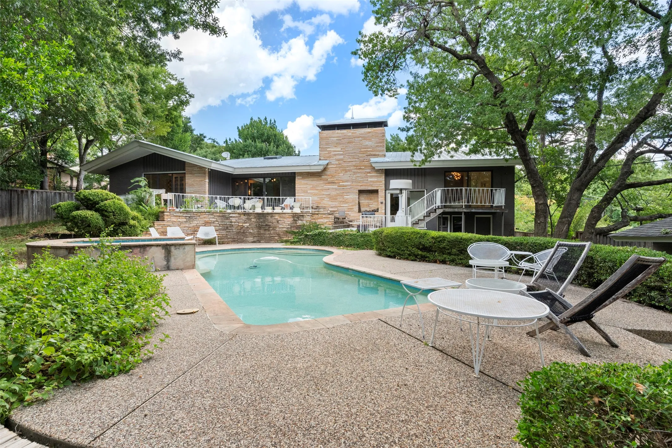 Single Family Residence For Sale in Dallas County , 1535 Junior Drive, Dallas, Texas 75208, 3 Bedroom, 4 Bathroom, 2 Garage spaces, 2,830 Sqft, built in 1958, mls#21350290, Real Estate Agent in Dallas, Homes For Sale in Dallas county, Homes For Sale in Dallas, Realtor in Dallas Texas, Real Estate Brokerage Independent Realty Texas, Luminita Cordes Realtor