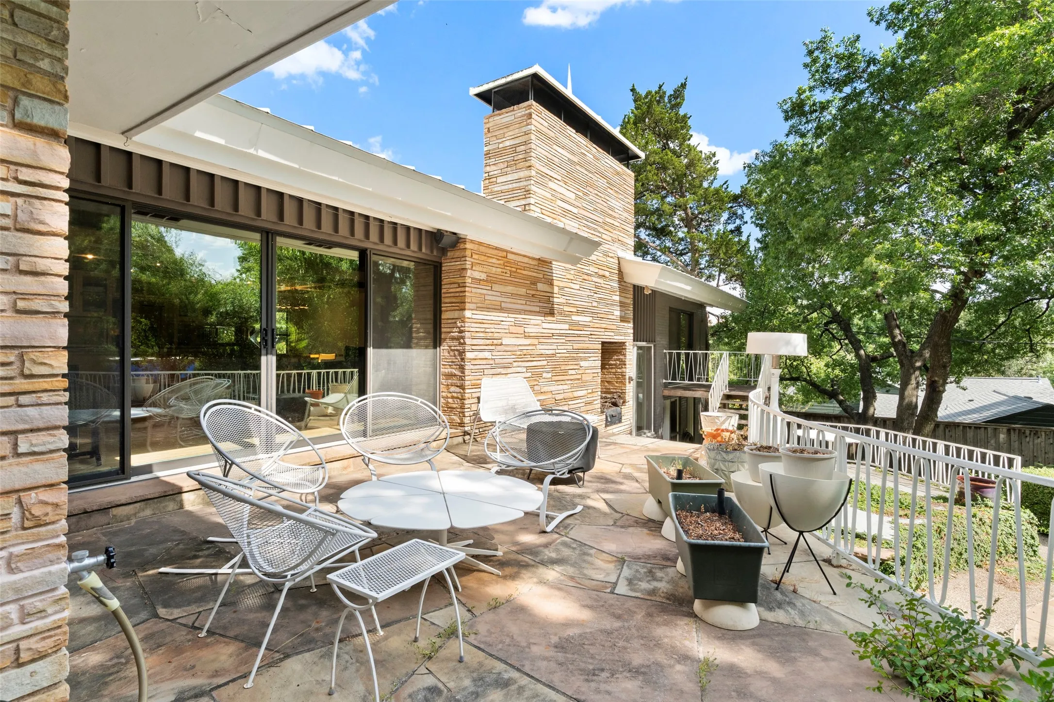 Single Family Residence For Sale in Dallas County , 1535 Junior Drive, Dallas, Texas 75208, 3 Bedroom, 4 Bathroom, 2 Garage spaces, 2,830 Sqft, built in 1958, mls#21350290, Real Estate Agent in Dallas, Homes For Sale in Dallas county, Homes For Sale in Dallas, Realtor in Dallas Texas, Real Estate Brokerage Independent Realty Texas, Luminita Cordes Realtor