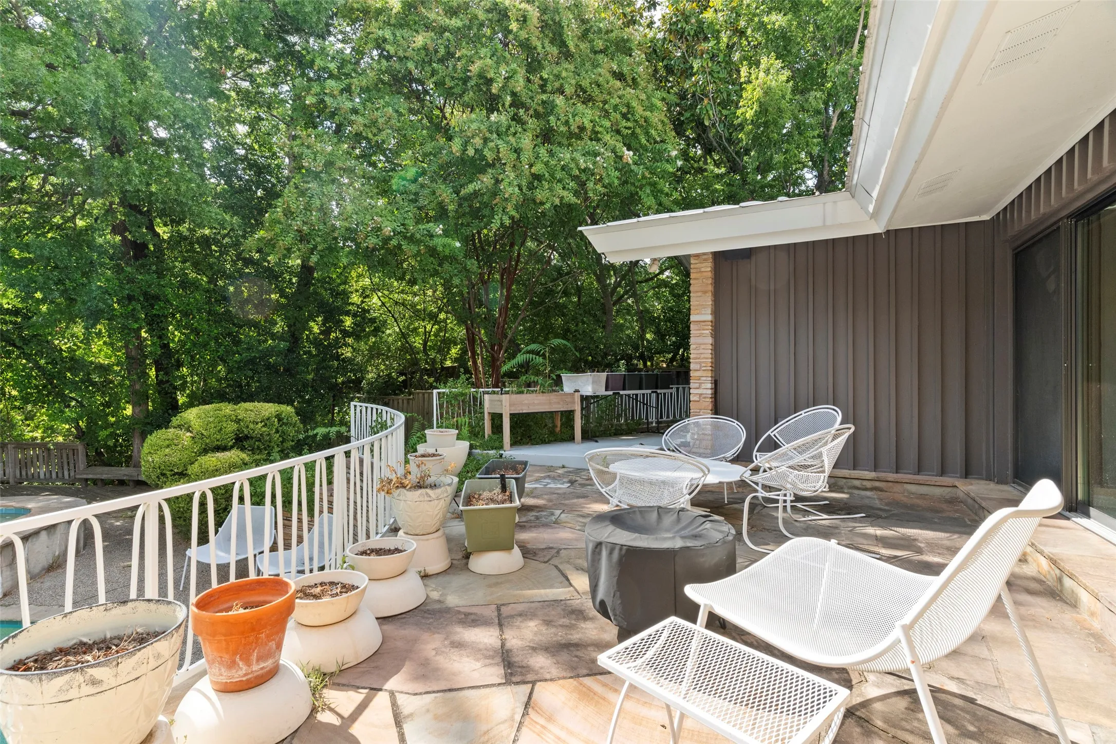 Single Family Residence For Sale in Dallas County , 1535 Junior Drive, Dallas, Texas 75208, 3 Bedroom, 4 Bathroom, 2 Garage spaces, 2,830 Sqft, built in 1958, mls#21350290, Real Estate Agent in Dallas, Homes For Sale in Dallas county, Homes For Sale in Dallas, Realtor in Dallas Texas, Real Estate Brokerage Independent Realty Texas, Luminita Cordes Realtor