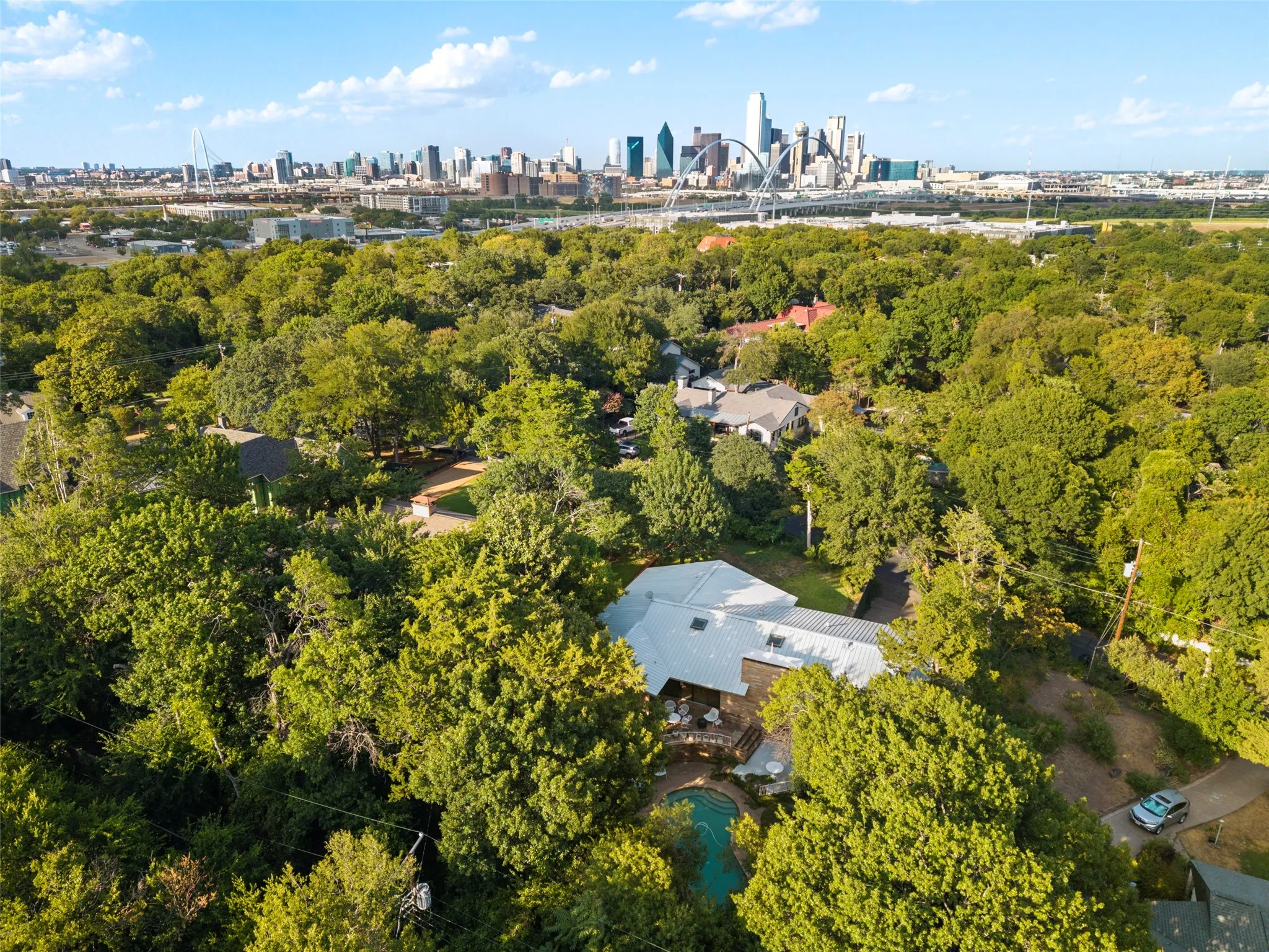 Single Family Residence For Sale in Dallas County , 1535 Junior Drive, Dallas, Texas 75208, 3 Bedroom, 4 Bathroom, 2 Garage spaces, 2,830 Sqft, built in 1958, mls#21350290, Real Estate Agent in Dallas, Homes For Sale in Dallas county, Homes For Sale in Dallas, Realtor in Dallas Texas, Real Estate Brokerage Independent Realty Texas, Luminita Cordes Realtor