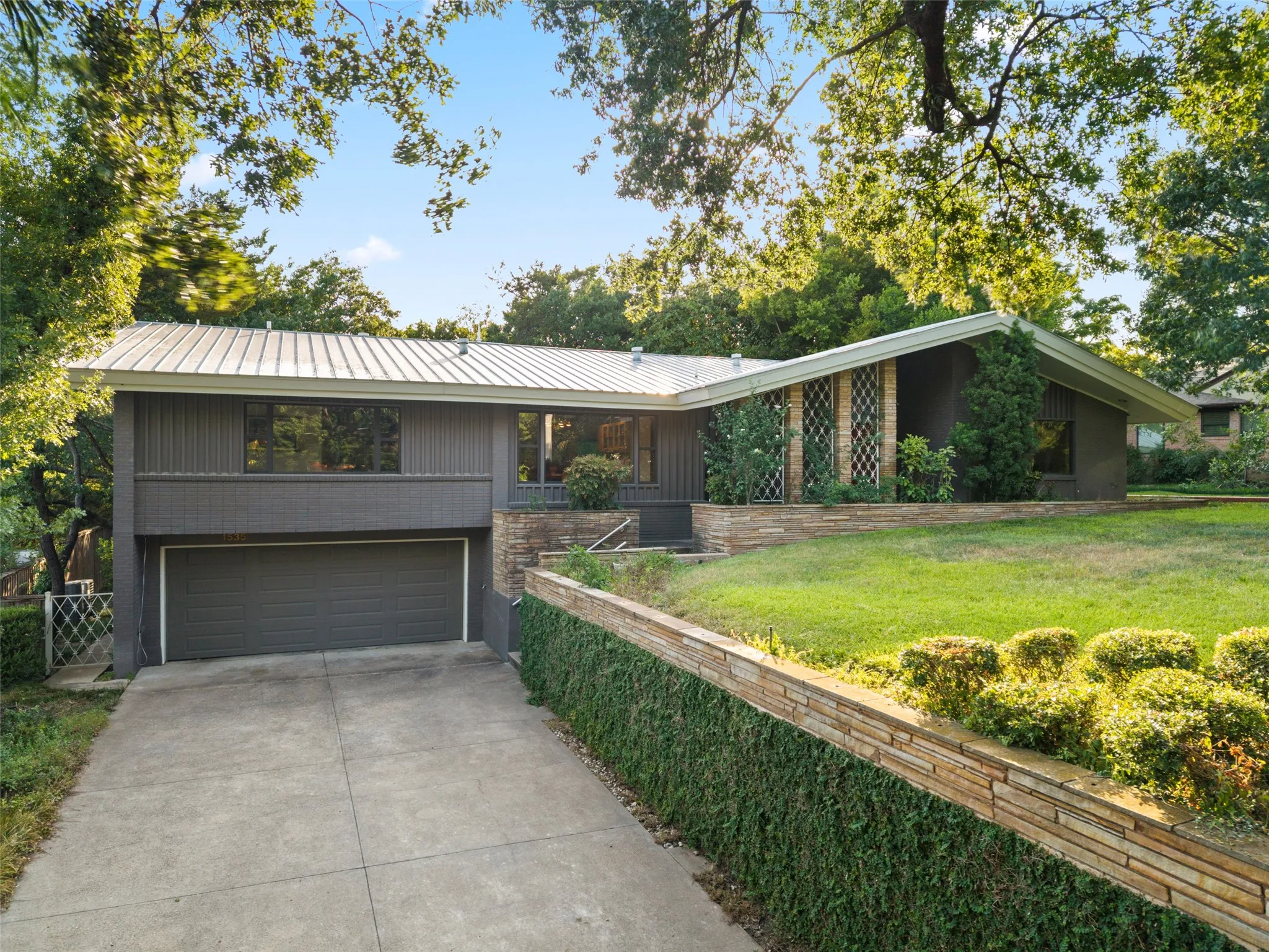 Single Family Residence For Sale in Dallas County , 1535 Junior Drive, Dallas, Texas 75208, 3 Bedroom, 4 Bathroom, 2 Garage spaces, 2,830 Sqft, built in 1958, mls#21350290, Real Estate Agent in Dallas, Homes For Sale in Dallas county, Homes For Sale in Dallas, Realtor in Dallas Texas, Real Estate Brokerage Independent Realty Texas, Luminita Cordes Realtor