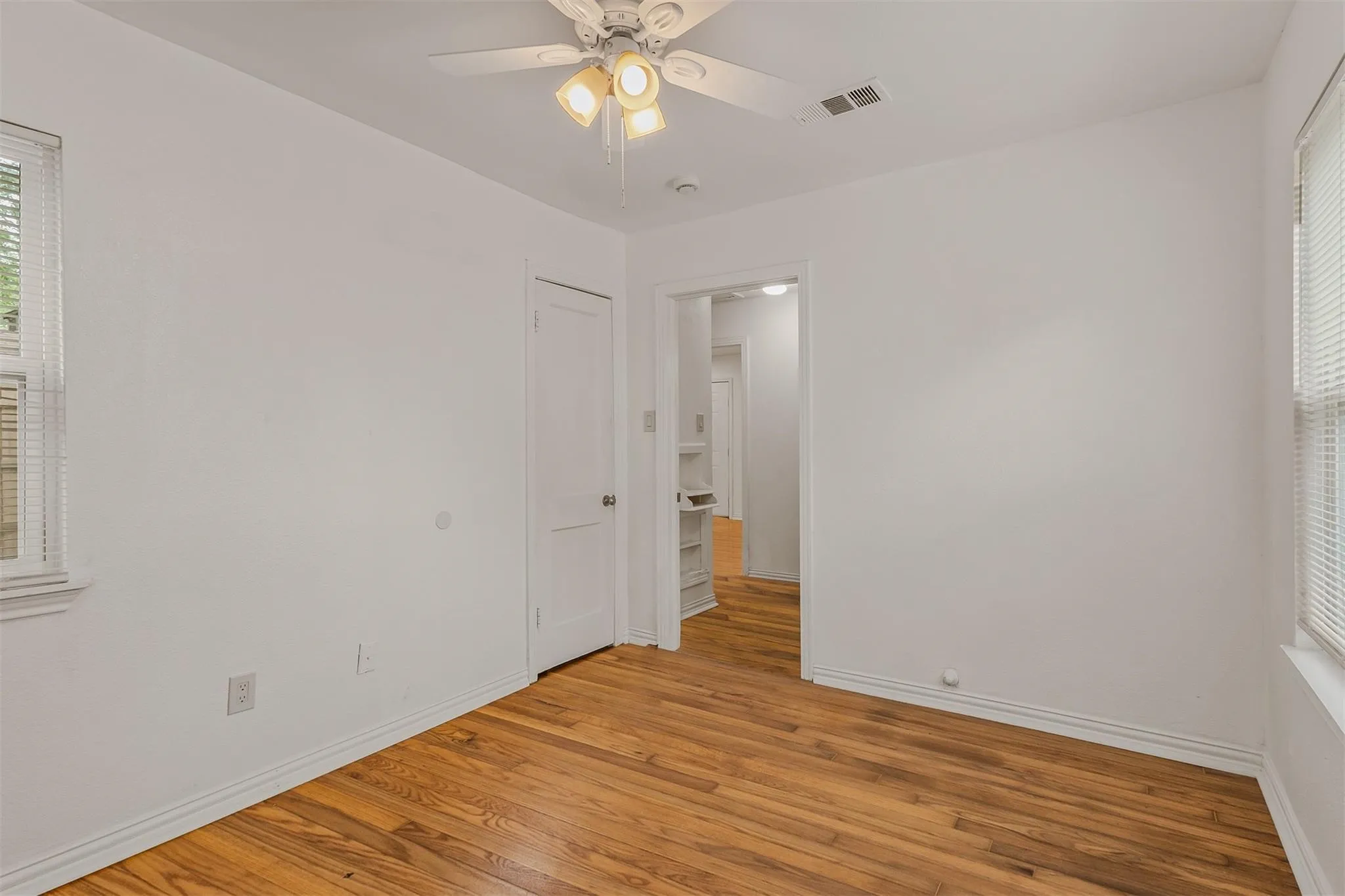 Single Family Residence For Rent in Dallas County , 3004 Ballinger Drive, Garland, Texas 75041, 2 Bedroom, 1 Bathroom, Garage spaces, 890 Sqft, built in 1950, mls#21359211, Real Estate Agent in Garland, Homes For Rent in Dallas county, Homes For Rent in Garland, Realtor in Garland Texas, Real Estate Brokerage Independent Realty Texas, Luminita Cordes Realtor