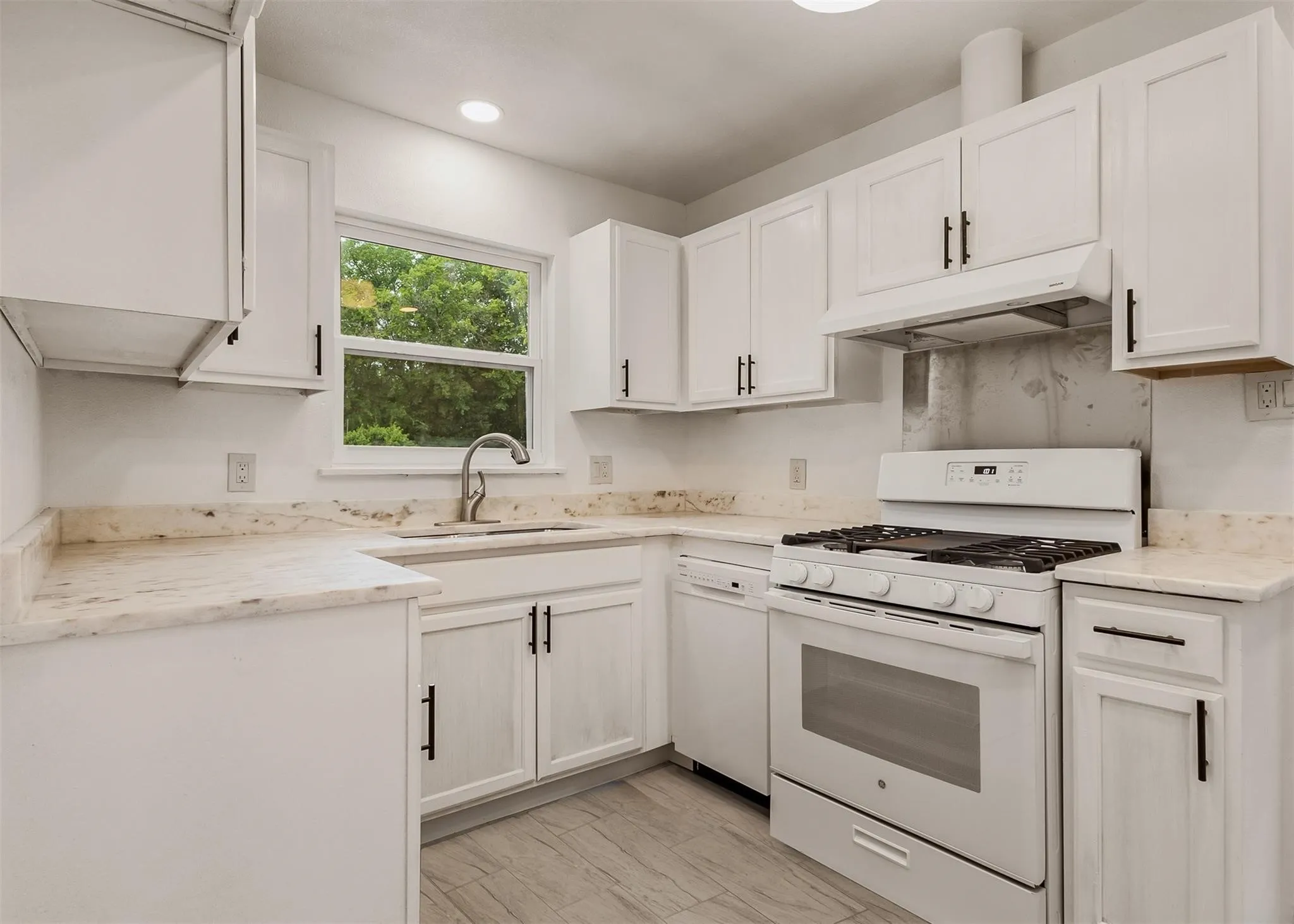 Single Family Residence For Rent in Dallas County , 3004 Ballinger Drive, Garland, Texas 75041, 2 Bedroom, 1 Bathroom, Garage spaces, 890 Sqft, built in 1950, mls#21359211, Real Estate Agent in Garland, Homes For Rent in Dallas county, Homes For Rent in Garland, Realtor in Garland Texas, Real Estate Brokerage Independent Realty Texas, Luminita Cordes Realtor