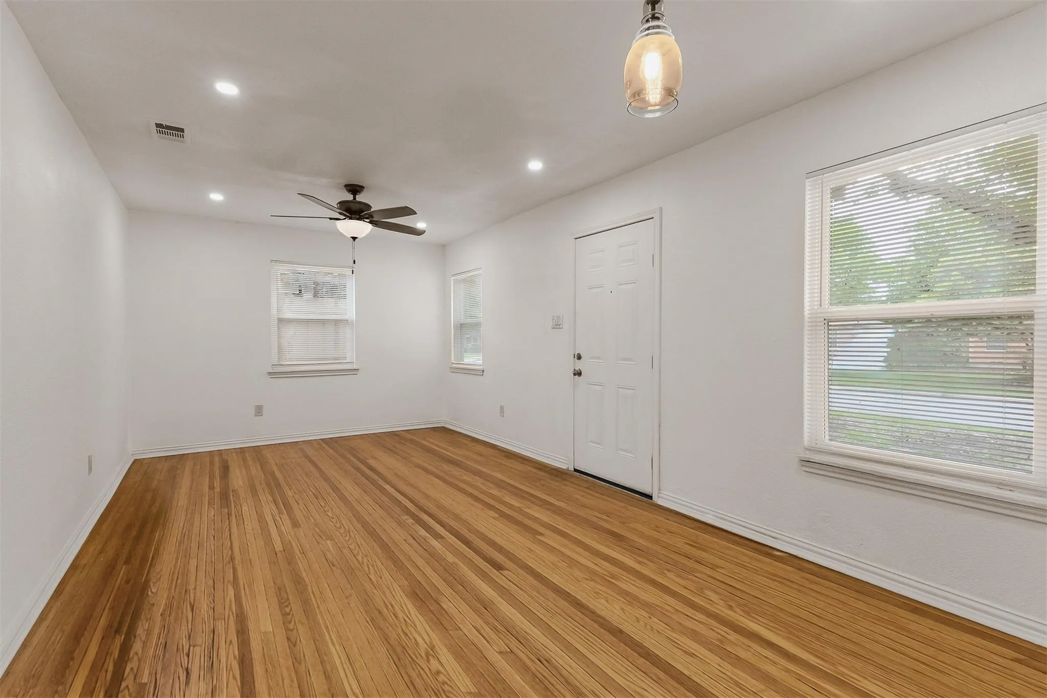Single Family Residence For Rent in Dallas County , 3004 Ballinger Drive, Garland, Texas 75041, 2 Bedroom, 1 Bathroom, Garage spaces, 890 Sqft, built in 1950, mls#21359211, Real Estate Agent in Garland, Homes For Rent in Dallas county, Homes For Rent in Garland, Realtor in Garland Texas, Real Estate Brokerage Independent Realty Texas, Luminita Cordes Realtor