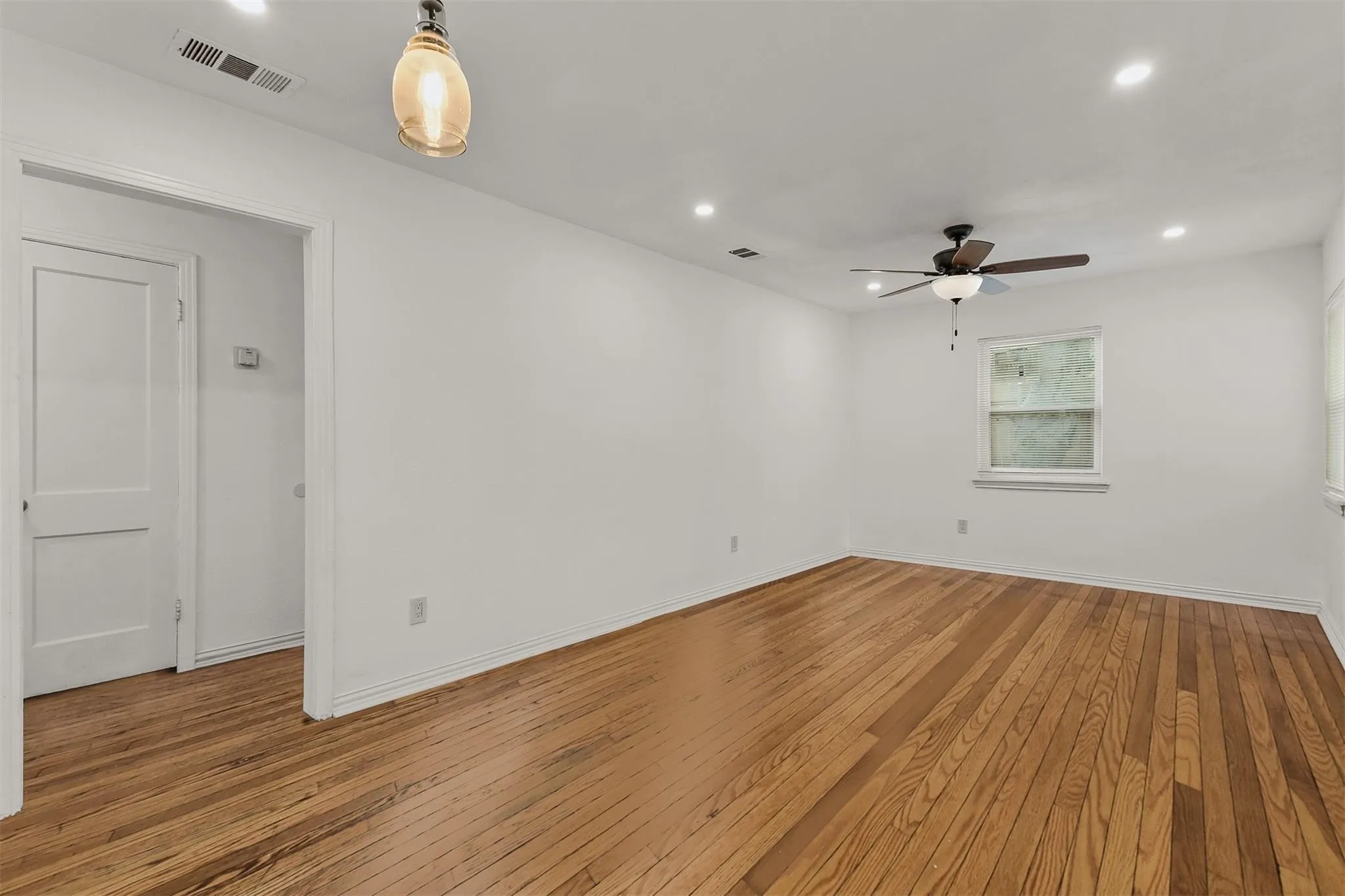 Single Family Residence For Rent in Dallas County , 3004 Ballinger Drive, Garland, Texas 75041, 2 Bedroom, 1 Bathroom, Garage spaces, 890 Sqft, built in 1950, mls#21359211, Real Estate Agent in Garland, Homes For Rent in Dallas county, Homes For Rent in Garland, Realtor in Garland Texas, Real Estate Brokerage Independent Realty Texas, Luminita Cordes Realtor