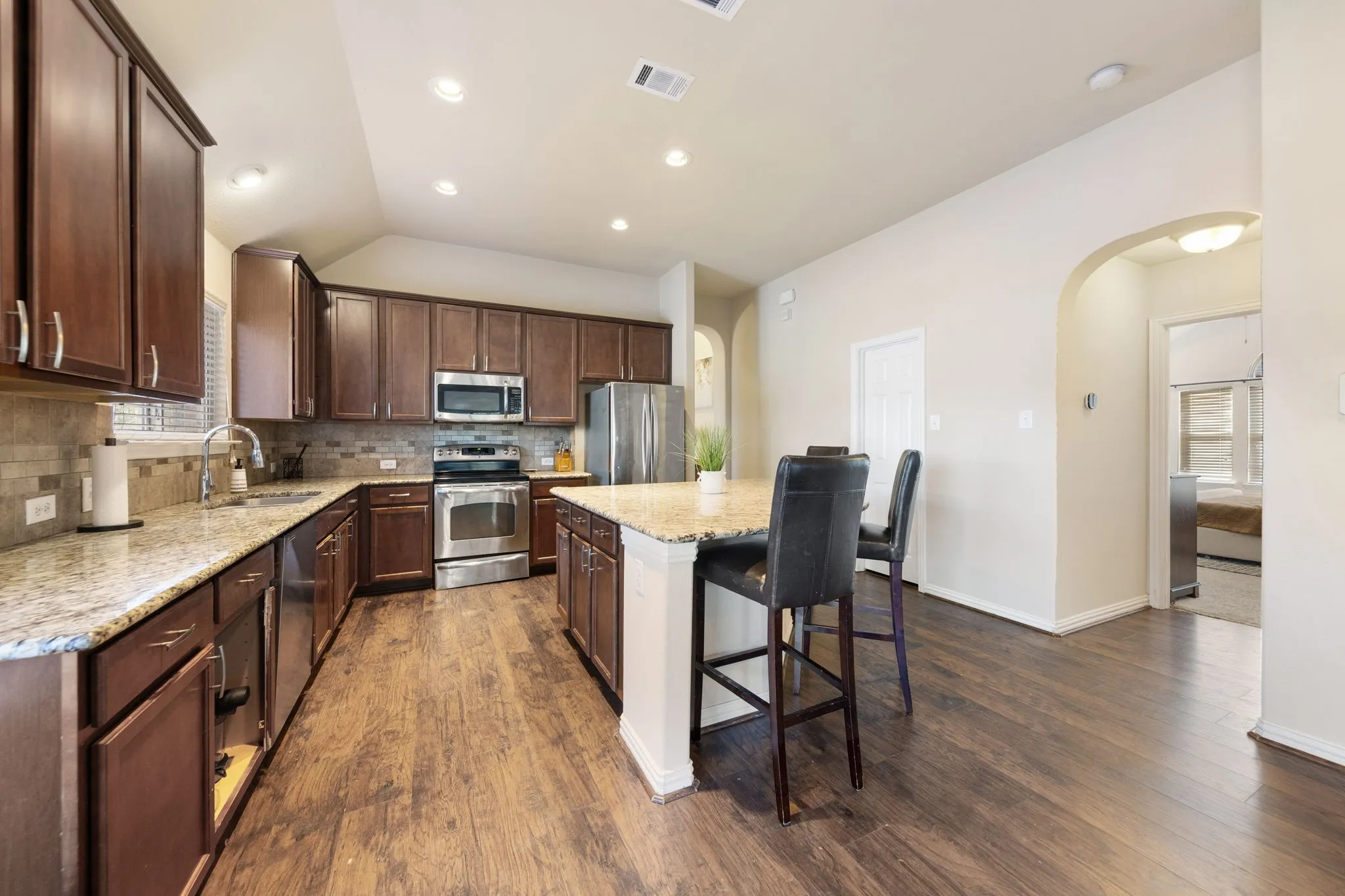 Single Family Residence For Sale in Dallas County , 433 Castle Street, De Soto, Texas 75115, 3 Bedroom, 3 Bathroom, 2 Garage spaces, 2,602 Sqft, built in 2011, mls#21355782, Real Estate Agent in De Soto, Homes For Sale in Dallas county, Homes For Sale in De Soto, Realtor in De Soto Texas, Real Estate Brokerage Independent Realty Texas, Luminita Cordes Realtor