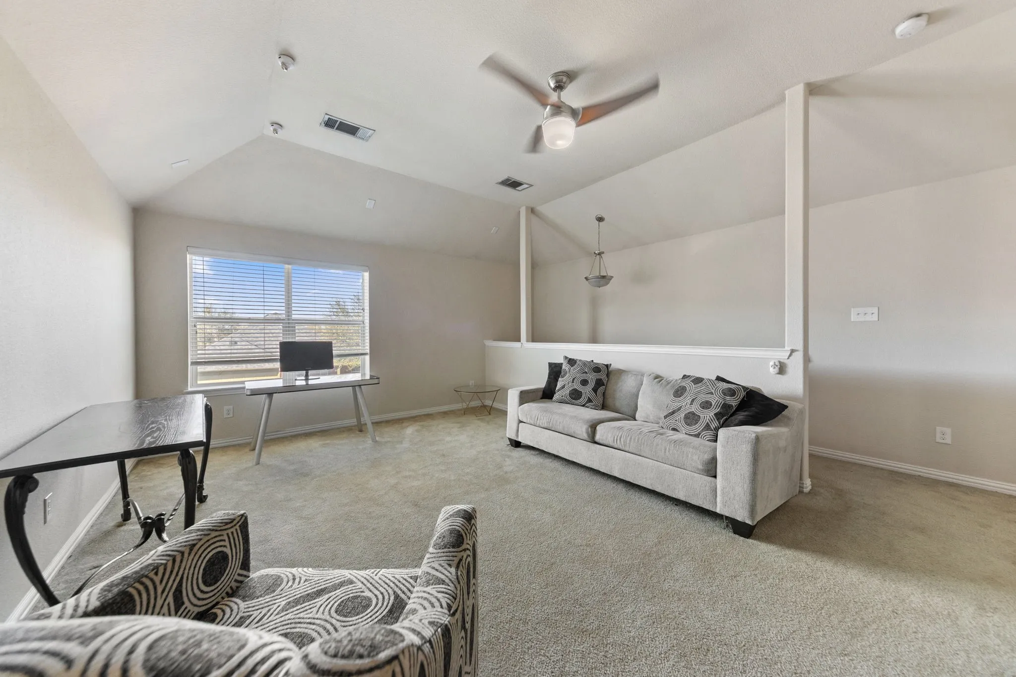 Single Family Residence For Sale in Dallas County , 433 Castle Street, De Soto, Texas 75115, 3 Bedroom, 3 Bathroom, 2 Garage spaces, 2,602 Sqft, built in 2011, mls#21355782, Real Estate Agent in De Soto, Homes For Sale in Dallas county, Homes For Sale in De Soto, Realtor in De Soto Texas, Real Estate Brokerage Independent Realty Texas, Luminita Cordes Realtor