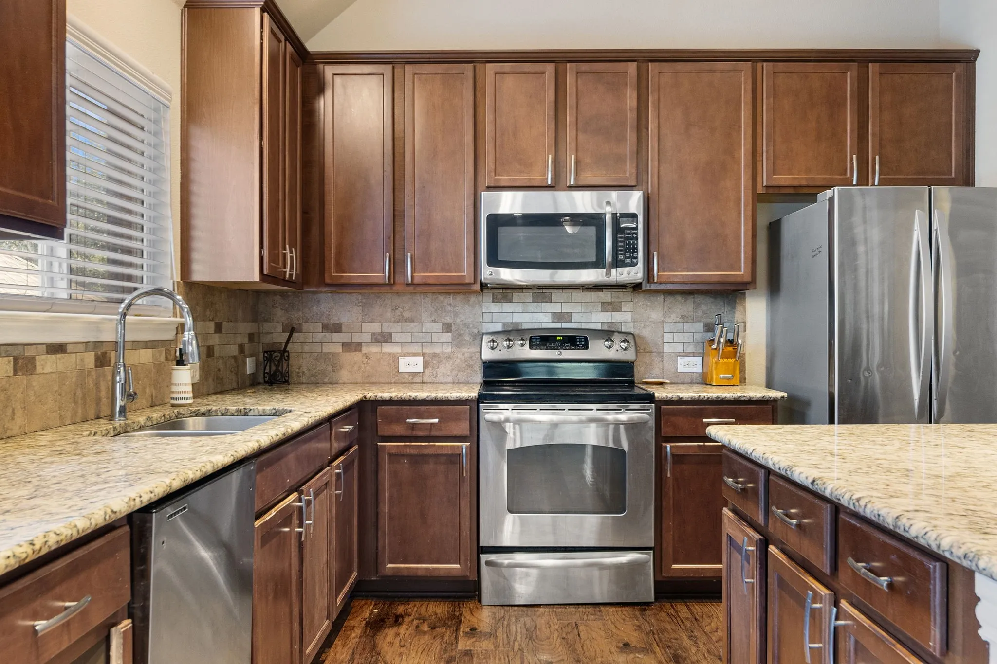 Single Family Residence For Sale in Dallas County , 433 Castle Street, De Soto, Texas 75115, 3 Bedroom, 3 Bathroom, 2 Garage spaces, 2,602 Sqft, built in 2011, mls#21355782, Real Estate Agent in De Soto, Homes For Sale in Dallas county, Homes For Sale in De Soto, Realtor in De Soto Texas, Real Estate Brokerage Independent Realty Texas, Luminita Cordes Realtor