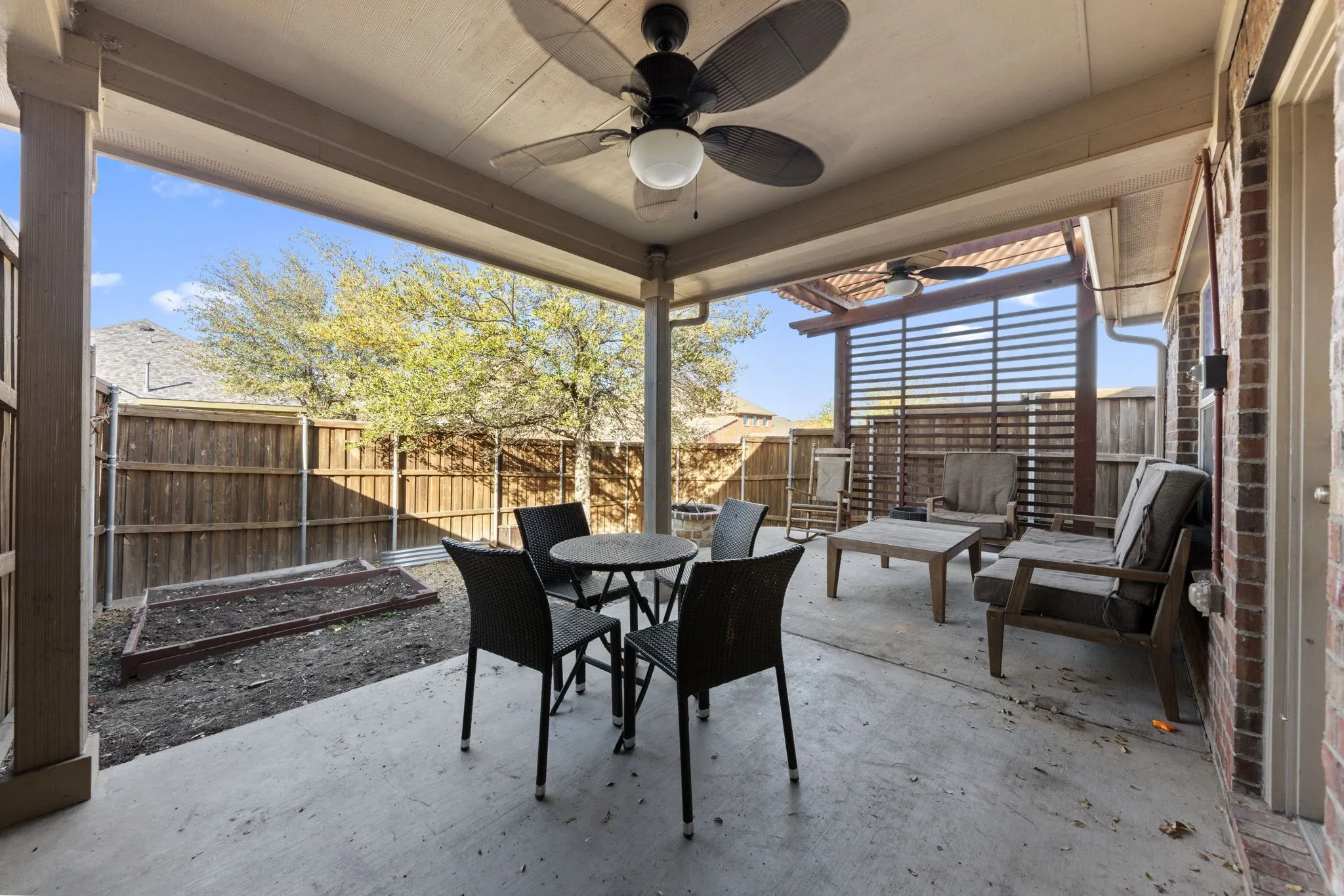 Single Family Residence For Sale in Dallas County , 433 Castle Street, De Soto, Texas 75115, 3 Bedroom, 3 Bathroom, 2 Garage spaces, 2,602 Sqft, built in 2011, mls#21355782, Real Estate Agent in De Soto, Homes For Sale in Dallas county, Homes For Sale in De Soto, Realtor in De Soto Texas, Real Estate Brokerage Independent Realty Texas, Luminita Cordes Realtor