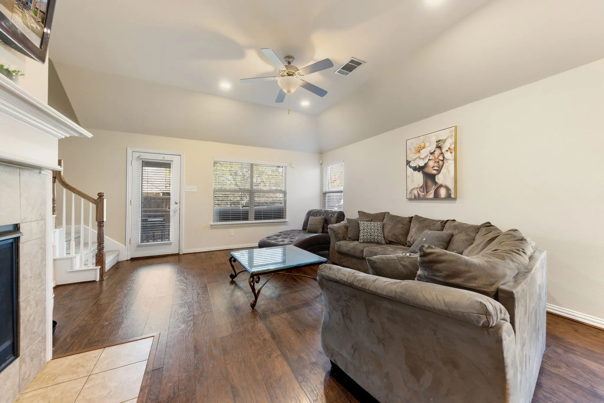 Single Family Residence For Sale in Dallas County , 433 Castle Street, De Soto, Texas 75115, 3 Bedroom, 3 Bathroom, 2 Garage spaces, 2,602 Sqft, built in 2011, mls#21355782, Real Estate Agent in De Soto, Homes For Sale in Dallas county, Homes For Sale in De Soto, Realtor in De Soto Texas, Real Estate Brokerage Independent Realty Texas, Luminita Cordes Realtor