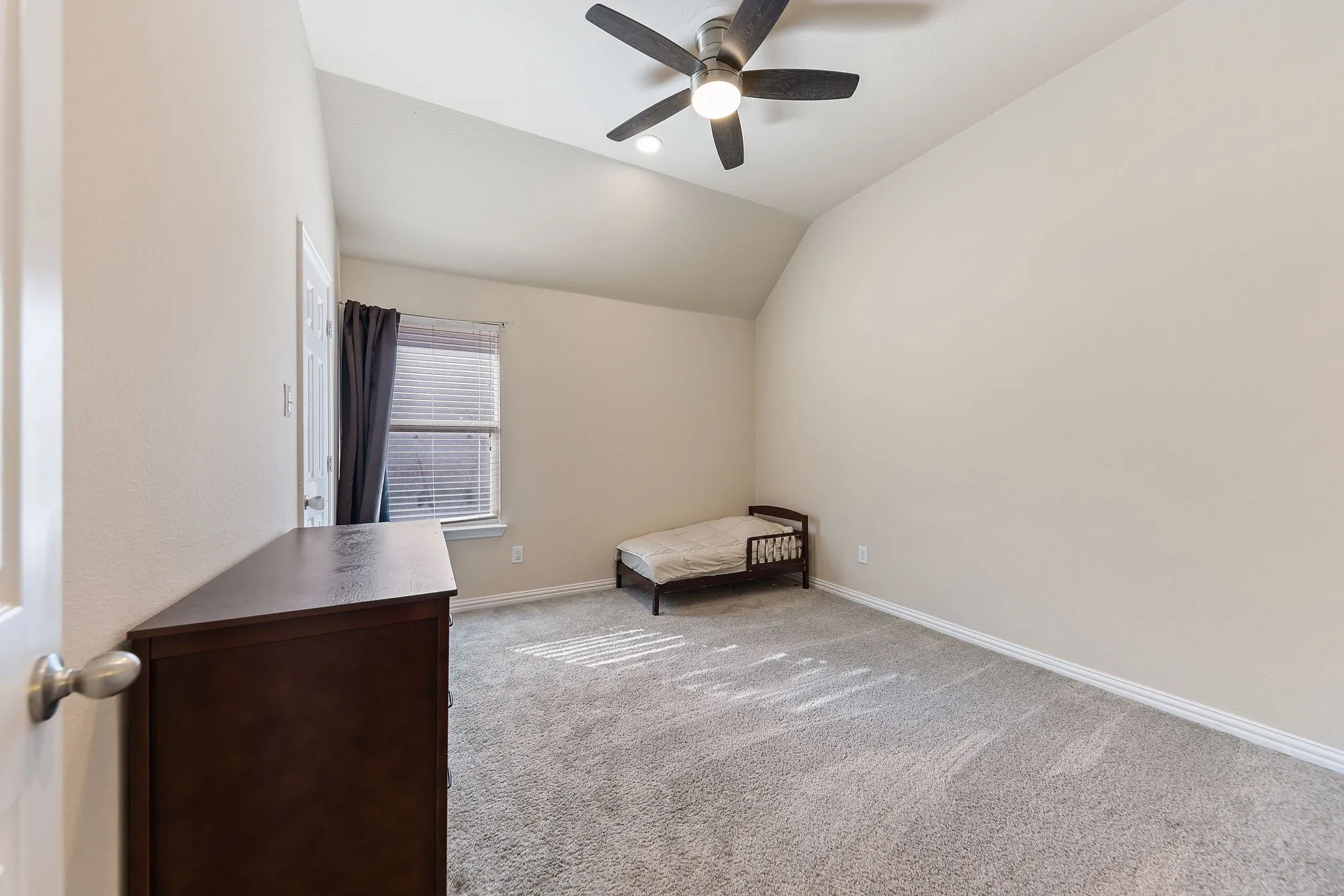 Single Family Residence For Sale in Dallas County , 433 Castle Street, De Soto, Texas 75115, 3 Bedroom, 3 Bathroom, 2 Garage spaces, 2,602 Sqft, built in 2011, mls#21355782, Real Estate Agent in De Soto, Homes For Sale in Dallas county, Homes For Sale in De Soto, Realtor in De Soto Texas, Real Estate Brokerage Independent Realty Texas, Luminita Cordes Realtor