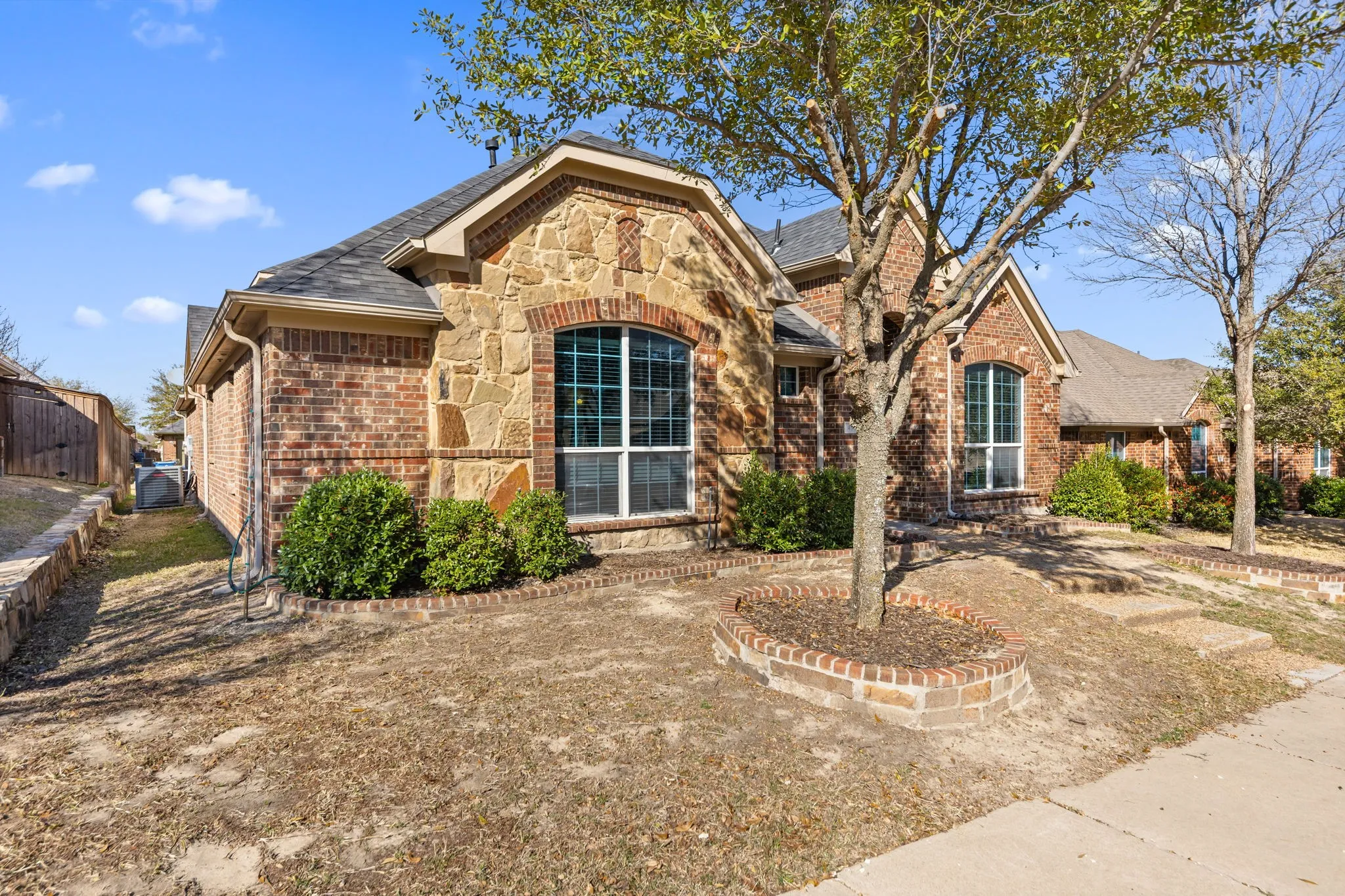 Single Family Residence For Sale in Dallas County , 433 Castle Street, De Soto, Texas 75115, 3 Bedroom, 3 Bathroom, 2 Garage spaces, 2,602 Sqft, built in 2011, mls#21355782, Real Estate Agent in De Soto, Homes For Sale in Dallas county, Homes For Sale in De Soto, Realtor in De Soto Texas, Real Estate Brokerage Independent Realty Texas, Luminita Cordes Realtor