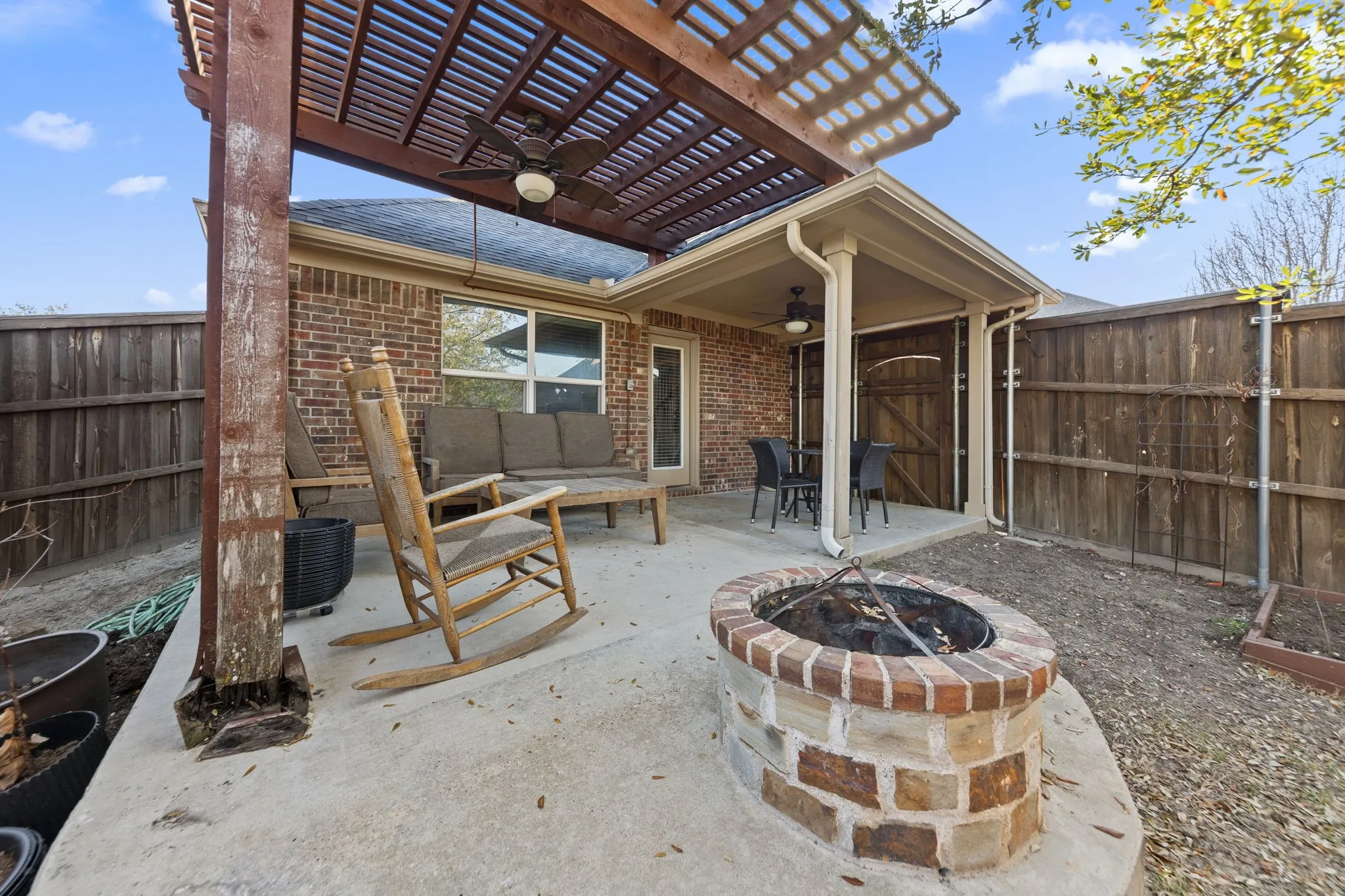 Single Family Residence For Sale in Dallas County , 433 Castle Street, De Soto, Texas 75115, 3 Bedroom, 3 Bathroom, 2 Garage spaces, 2,602 Sqft, built in 2011, mls#21355782, Real Estate Agent in De Soto, Homes For Sale in Dallas county, Homes For Sale in De Soto, Realtor in De Soto Texas, Real Estate Brokerage Independent Realty Texas, Luminita Cordes Realtor