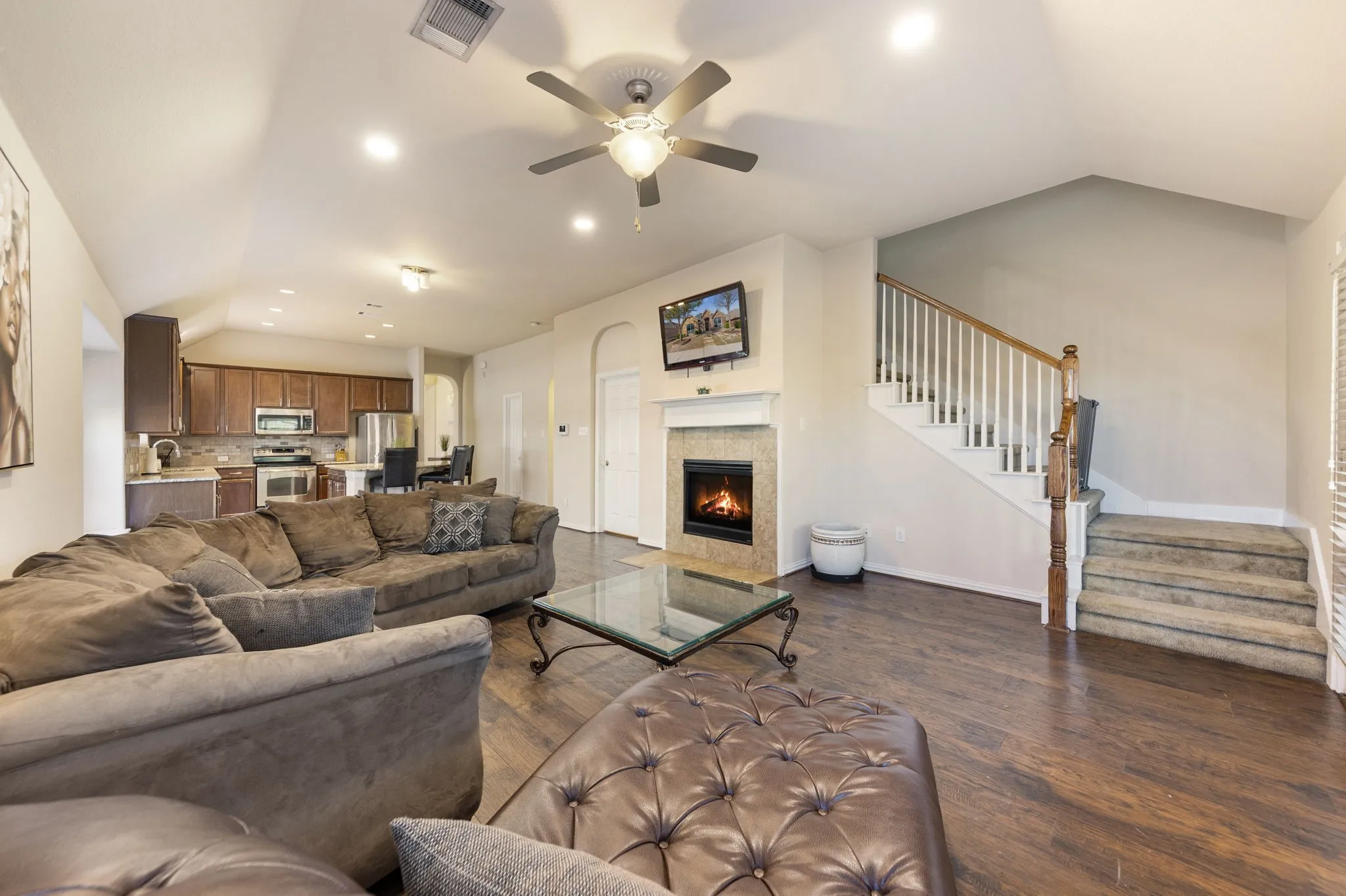 Single Family Residence For Sale in Dallas County , 433 Castle Street, De Soto, Texas 75115, 3 Bedroom, 3 Bathroom, 2 Garage spaces, 2,602 Sqft, built in 2011, mls#21355782, Real Estate Agent in De Soto, Homes For Sale in Dallas county, Homes For Sale in De Soto, Realtor in De Soto Texas, Real Estate Brokerage Independent Realty Texas, Luminita Cordes Realtor
