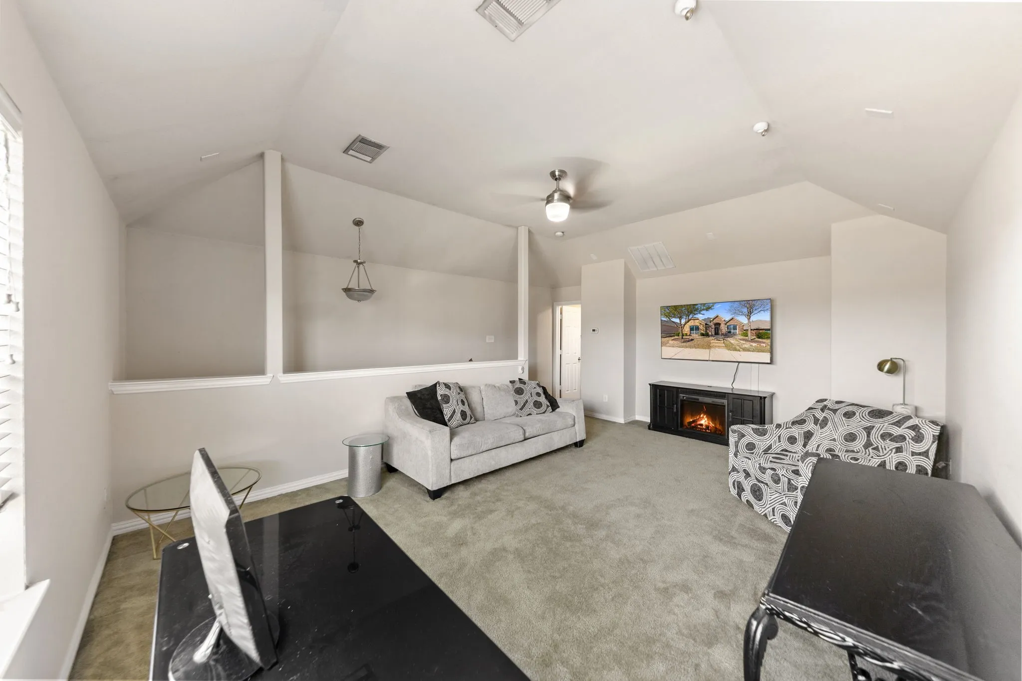 Single Family Residence For Sale in Dallas County , 433 Castle Street, De Soto, Texas 75115, 3 Bedroom, 3 Bathroom, 2 Garage spaces, 2,602 Sqft, built in 2011, mls#21355782, Real Estate Agent in De Soto, Homes For Sale in Dallas county, Homes For Sale in De Soto, Realtor in De Soto Texas, Real Estate Brokerage Independent Realty Texas, Luminita Cordes Realtor