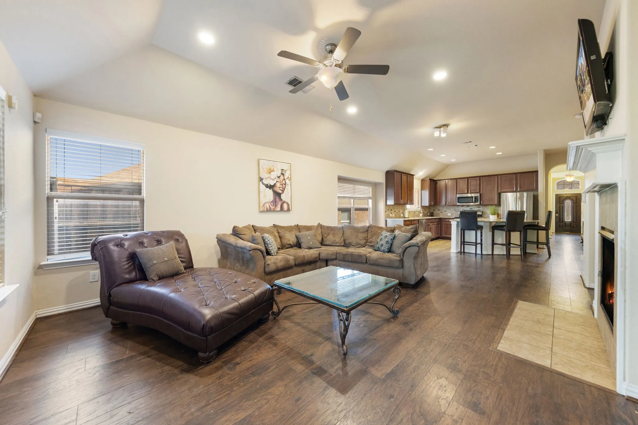 Single Family Residence For Sale in Dallas County , 433 Castle Street, De Soto, Texas 75115, 3 Bedroom, 3 Bathroom, 2 Garage spaces, 2,602 Sqft, built in 2011, mls#21355782, Real Estate Agent in De Soto, Homes For Sale in Dallas county, Homes For Sale in De Soto, Realtor in De Soto Texas, Real Estate Brokerage Independent Realty Texas, Luminita Cordes Realtor