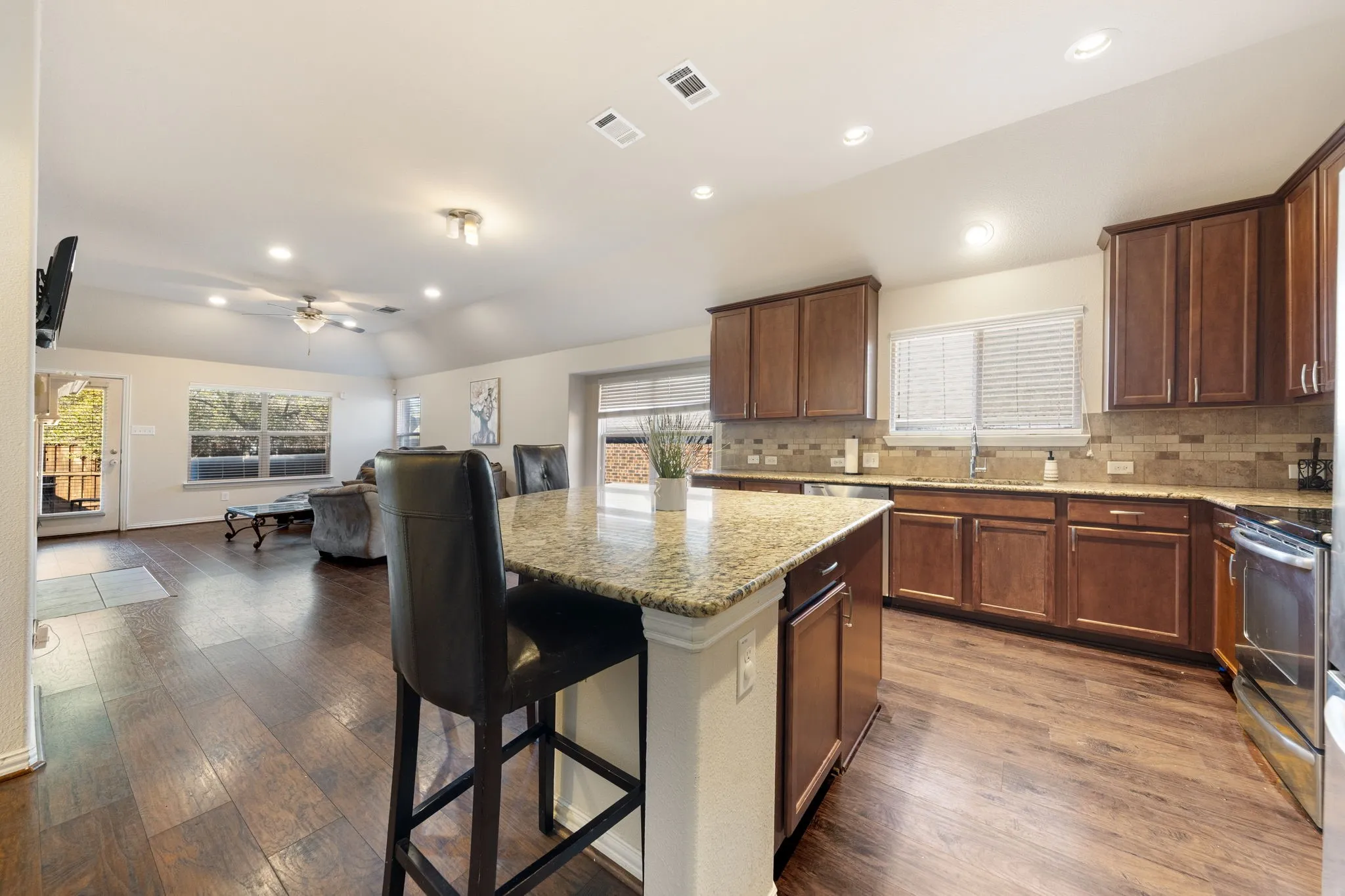 Single Family Residence For Sale in Dallas County , 433 Castle Street, De Soto, Texas 75115, 3 Bedroom, 3 Bathroom, 2 Garage spaces, 2,602 Sqft, built in 2011, mls#21355782, Real Estate Agent in De Soto, Homes For Sale in Dallas county, Homes For Sale in De Soto, Realtor in De Soto Texas, Real Estate Brokerage Independent Realty Texas, Luminita Cordes Realtor