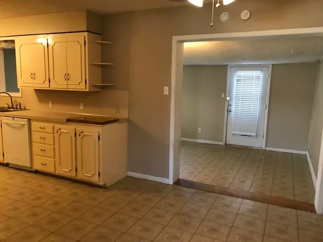 Single Family Residence For Rent in Taylor County , 5234 Burbank Drive, Abilene, Texas 79605, 3 Bedroom, 2 Bathroom, 2 Garage spaces, 1,286 Sqft, built in 1962, mls#21359228, Real Estate Agent in Abilene, Homes For Rent in Taylor county, Homes For Rent in Abilene, Realtor in Abilene Texas, Real Estate Brokerage Independent Realty Texas, Luminita Cordes Realtor