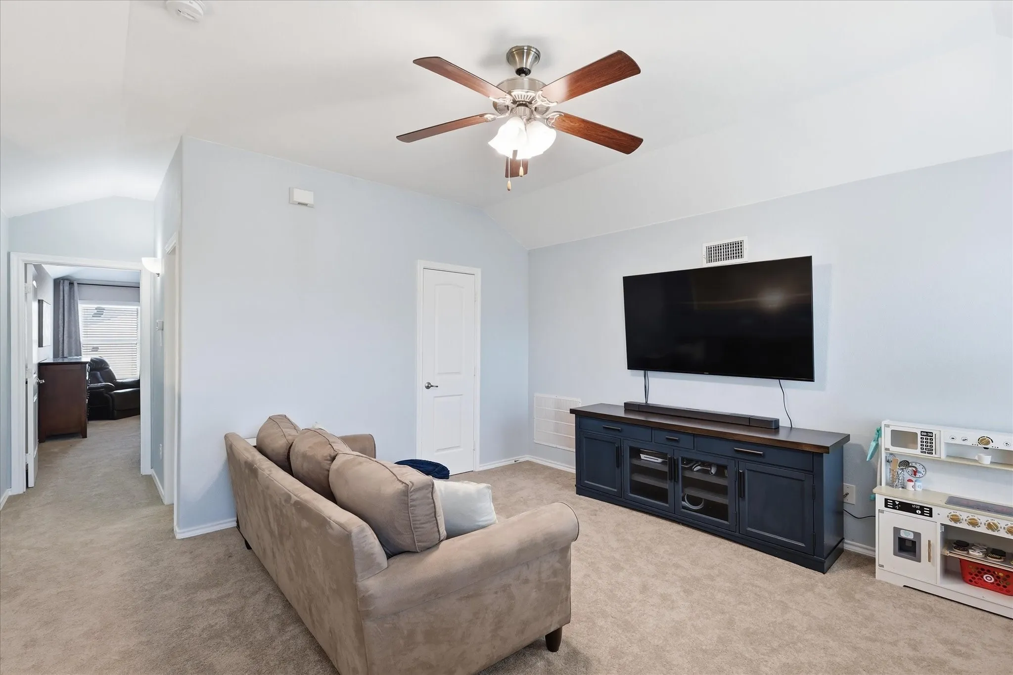 Single Family Residence For Sale in Denton County , 3237 Tamarack Lane, Denton, Texas 76226, 4 Bedroom, 3 Bathroom, 2 Garage spaces, 2,513 Sqft, built in 2015, mls#21354967, Real Estate Agent in Denton, Homes For Sale in Denton county, Homes For Sale in Denton, Realtor in Denton Texas, Real Estate Brokerage Independent Realty Texas, Luminita Cordes Realtor