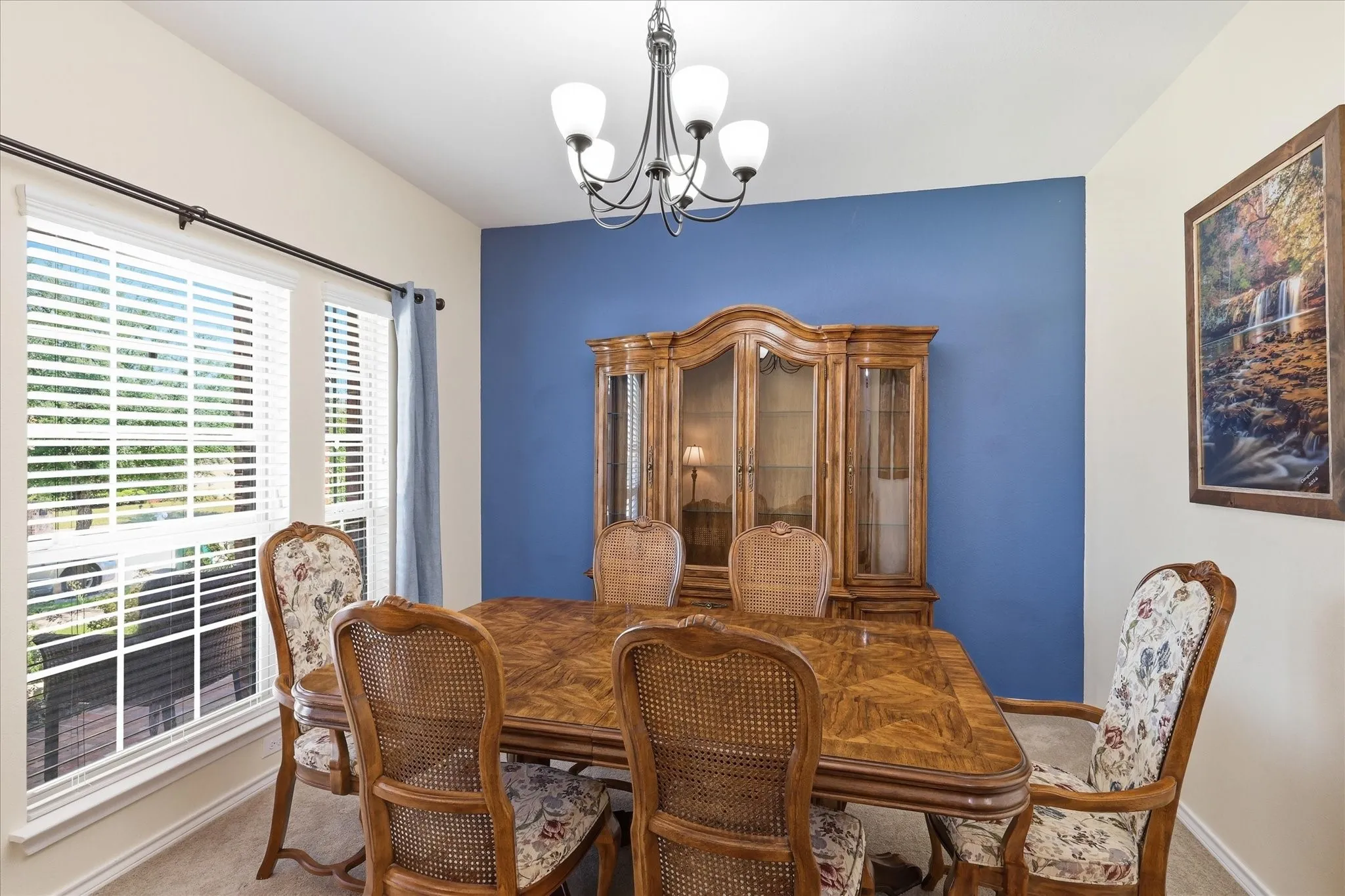 Formal dining or office just off the foyer
