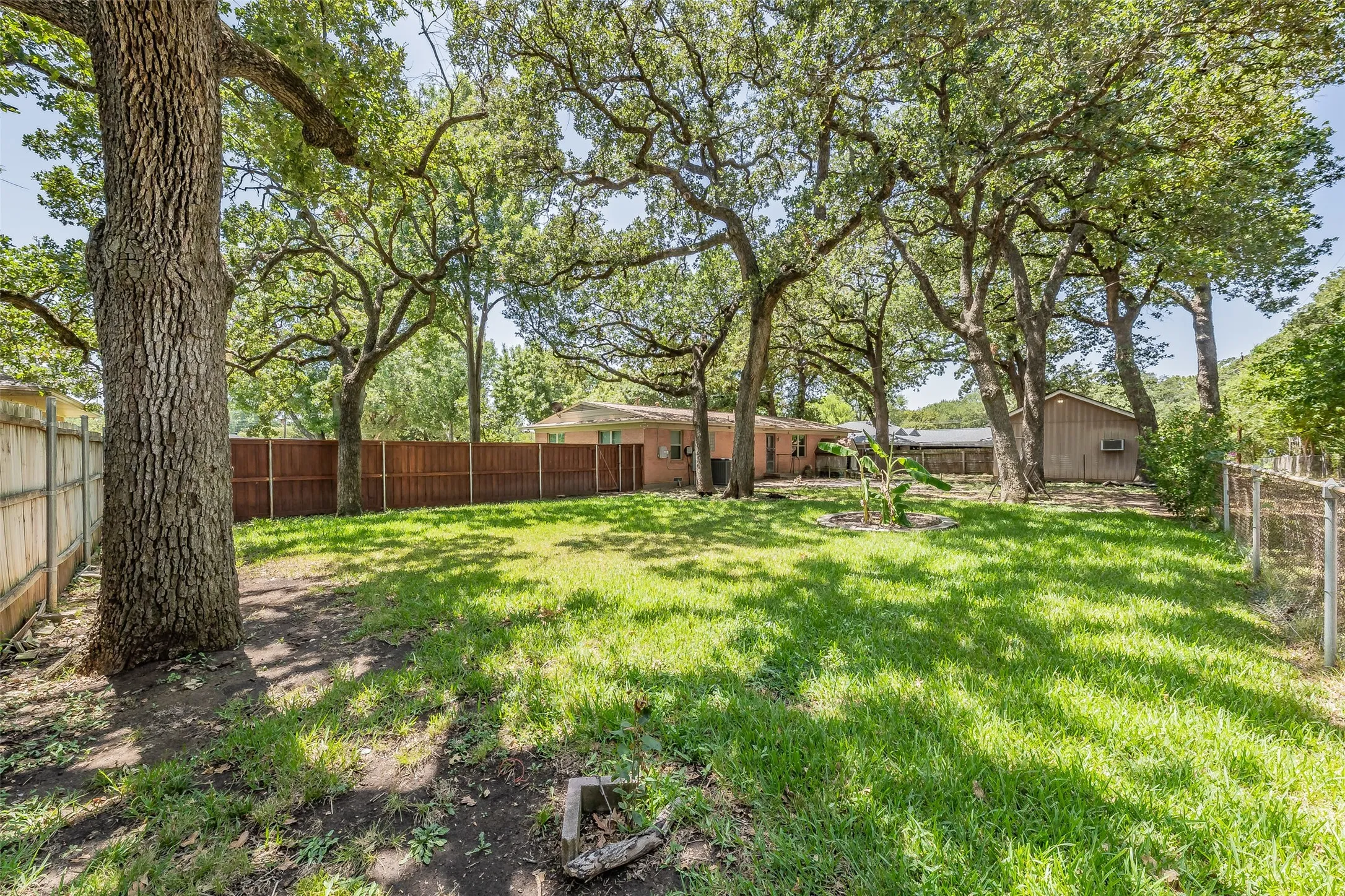 Single Family Residence For Sale in Dallas County , 1233 Fair Oaks Drive, Irving, Texas 75060, 3 Bedroom, 2 Bathroom, 2 Garage spaces, 1,330 Sqft, built in 1954, mls#21357853, Real Estate Agent in Irving, Homes For Sale in Dallas county, Homes For Sale in Irving, Realtor in Irving Texas, Real Estate Brokerage Independent Realty Texas, Luminita Cordes Realtor