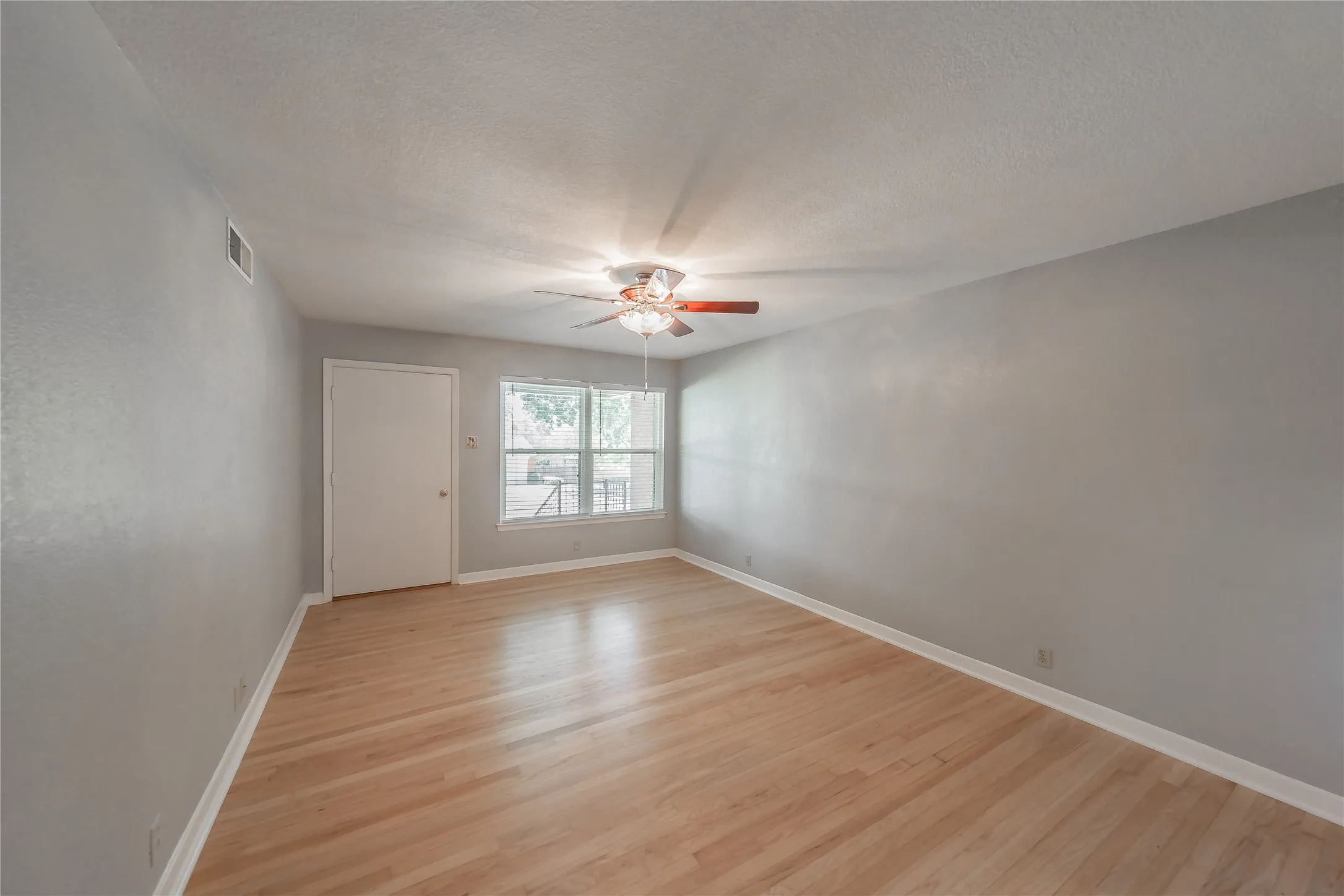 Single Family Residence For Sale in Dallas County , 1233 Fair Oaks Drive, Irving, Texas 75060, 3 Bedroom, 2 Bathroom, 2 Garage spaces, 1,330 Sqft, built in 1954, mls#21357853, Real Estate Agent in Irving, Homes For Sale in Dallas county, Homes For Sale in Irving, Realtor in Irving Texas, Real Estate Brokerage Independent Realty Texas, Luminita Cordes Realtor