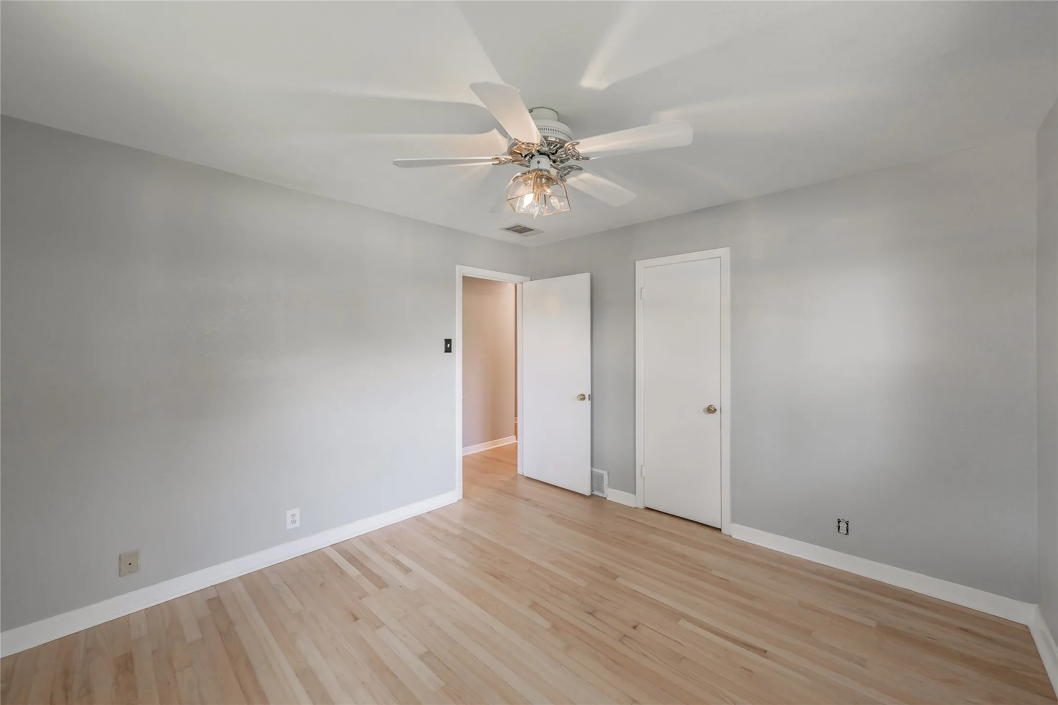 Single Family Residence For Sale in Dallas County , 1233 Fair Oaks Drive, Irving, Texas 75060, 3 Bedroom, 2 Bathroom, 2 Garage spaces, 1,330 Sqft, built in 1954, mls#21357853, Real Estate Agent in Irving, Homes For Sale in Dallas county, Homes For Sale in Irving, Realtor in Irving Texas, Real Estate Brokerage Independent Realty Texas, Luminita Cordes Realtor