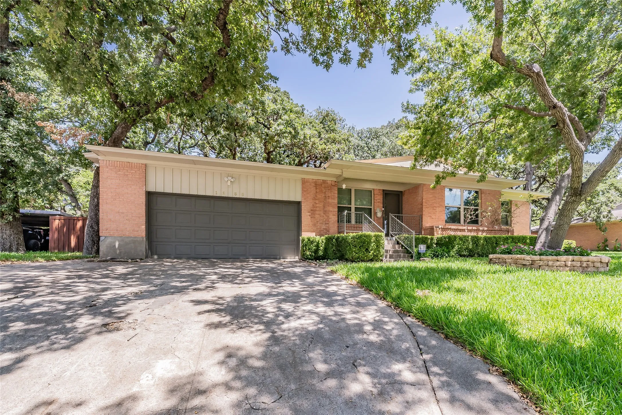 Single Family Residence For Sale in Dallas County , 1233 Fair Oaks Drive, Irving, Texas 75060, 3 Bedroom, 2 Bathroom, 2 Garage spaces, 1,330 Sqft, built in 1954, mls#21357853, Real Estate Agent in Irving, Homes For Sale in Dallas county, Homes For Sale in Irving, Realtor in Irving Texas, Real Estate Brokerage Independent Realty Texas, Luminita Cordes Realtor