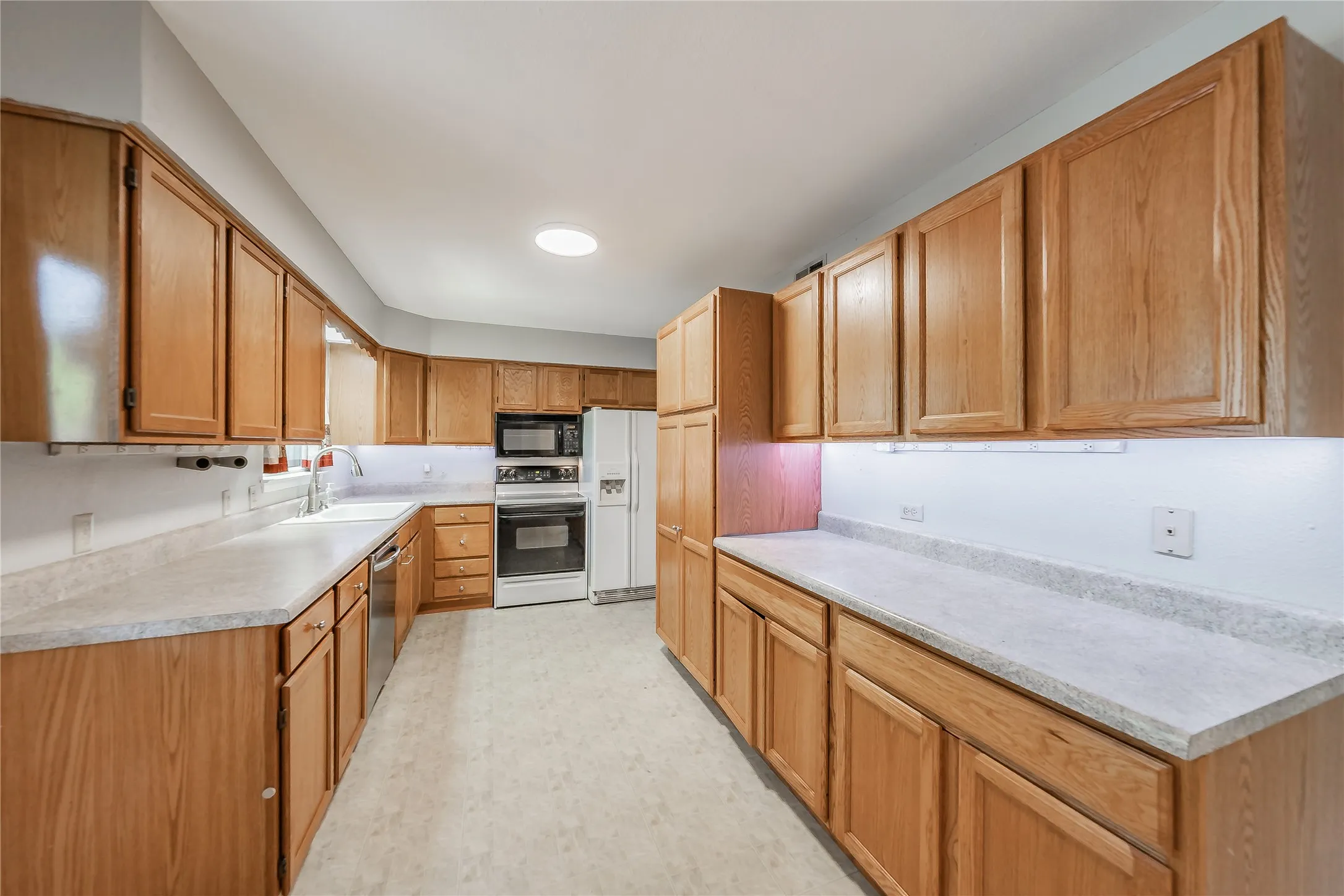 Single Family Residence For Sale in Dallas County , 1233 Fair Oaks Drive, Irving, Texas 75060, 3 Bedroom, 2 Bathroom, 2 Garage spaces, 1,330 Sqft, built in 1954, mls#21357853, Real Estate Agent in Irving, Homes For Sale in Dallas county, Homes For Sale in Irving, Realtor in Irving Texas, Real Estate Brokerage Independent Realty Texas, Luminita Cordes Realtor