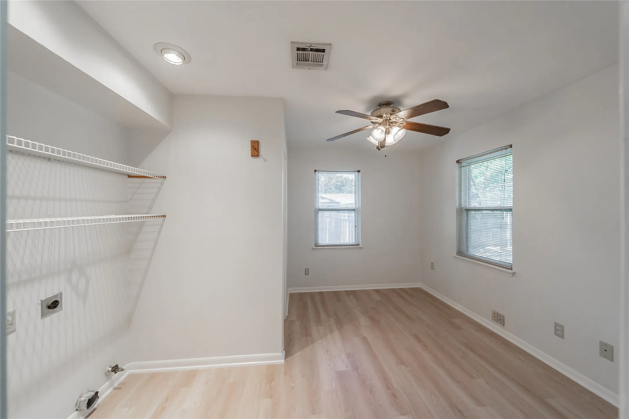 Single Family Residence For Sale in Dallas County , 1233 Fair Oaks Drive, Irving, Texas 75060, 3 Bedroom, 2 Bathroom, 2 Garage spaces, 1,330 Sqft, built in 1954, mls#21357853, Real Estate Agent in Irving, Homes For Sale in Dallas county, Homes For Sale in Irving, Realtor in Irving Texas, Real Estate Brokerage Independent Realty Texas, Luminita Cordes Realtor