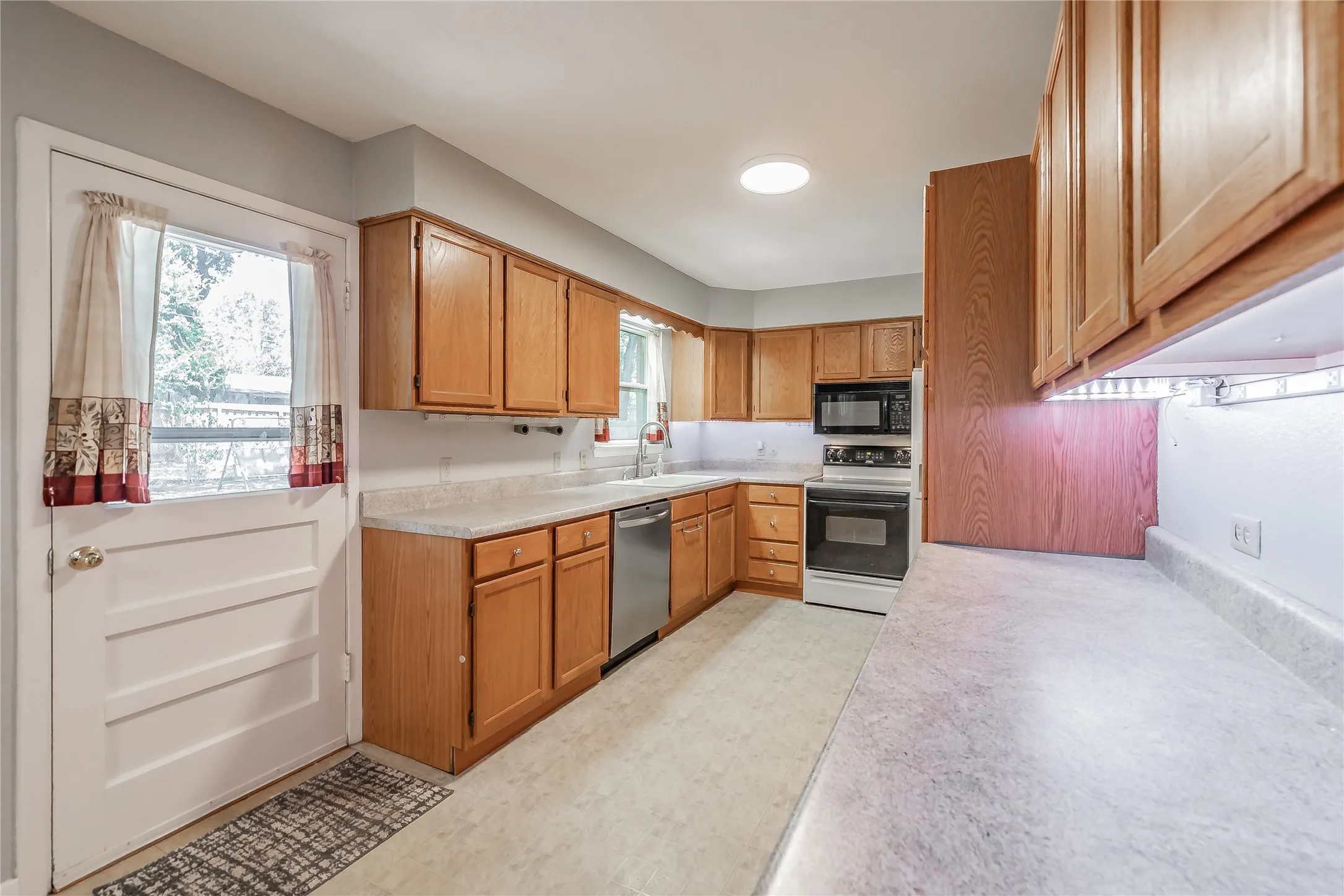 Single Family Residence For Sale in Dallas County , 1233 Fair Oaks Drive, Irving, Texas 75060, 3 Bedroom, 2 Bathroom, 2 Garage spaces, 1,330 Sqft, built in 1954, mls#21357853, Real Estate Agent in Irving, Homes For Sale in Dallas county, Homes For Sale in Irving, Realtor in Irving Texas, Real Estate Brokerage Independent Realty Texas, Luminita Cordes Realtor
