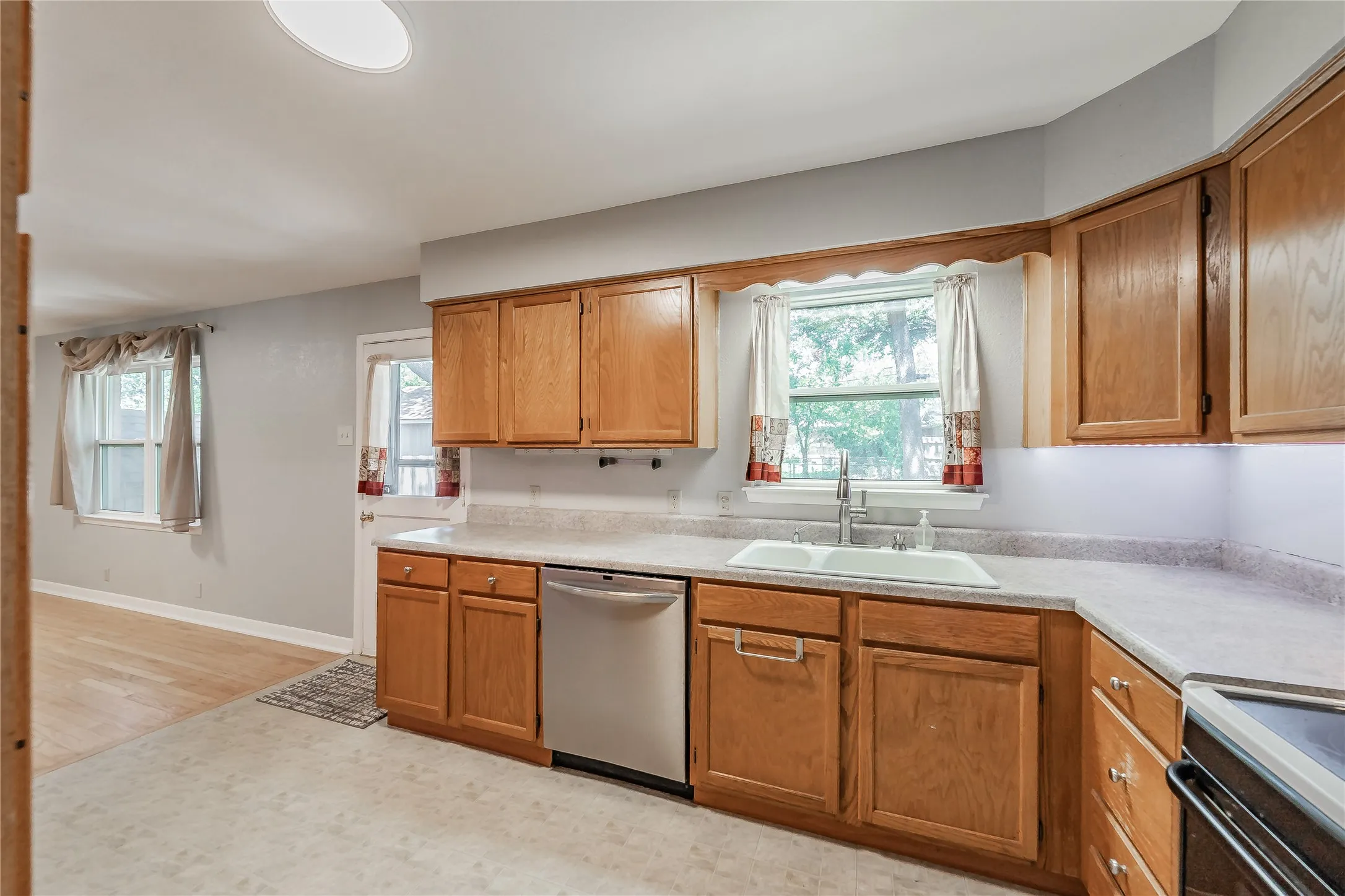 Single Family Residence For Sale in Dallas County , 1233 Fair Oaks Drive, Irving, Texas 75060, 3 Bedroom, 2 Bathroom, 2 Garage spaces, 1,330 Sqft, built in 1954, mls#21357853, Real Estate Agent in Irving, Homes For Sale in Dallas county, Homes For Sale in Irving, Realtor in Irving Texas, Real Estate Brokerage Independent Realty Texas, Luminita Cordes Realtor