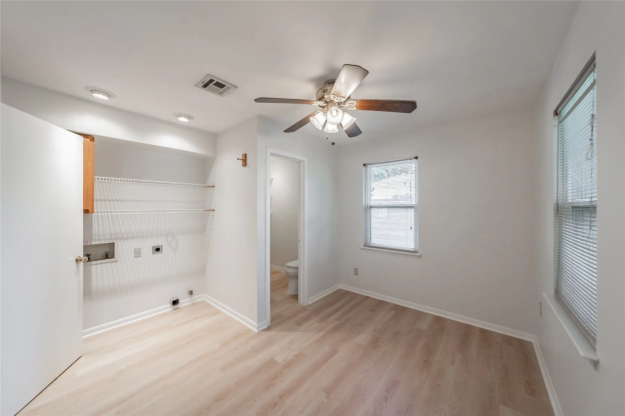 Single Family Residence For Sale in Dallas County , 1233 Fair Oaks Drive, Irving, Texas 75060, 3 Bedroom, 2 Bathroom, 2 Garage spaces, 1,330 Sqft, built in 1954, mls#21357853, Real Estate Agent in Irving, Homes For Sale in Dallas county, Homes For Sale in Irving, Realtor in Irving Texas, Real Estate Brokerage Independent Realty Texas, Luminita Cordes Realtor