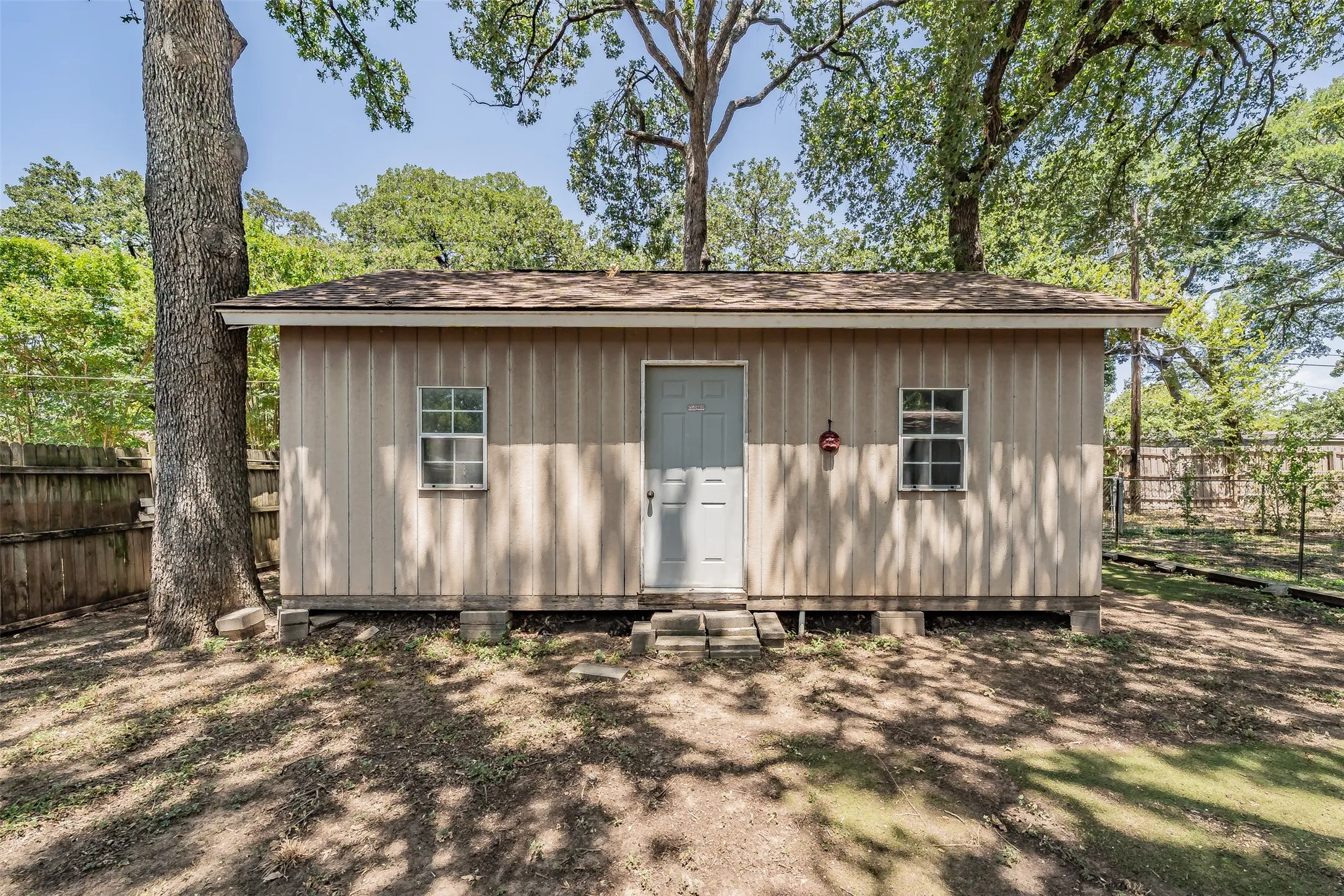 Single Family Residence For Sale in Dallas County , 1233 Fair Oaks Drive, Irving, Texas 75060, 3 Bedroom, 2 Bathroom, 2 Garage spaces, 1,330 Sqft, built in 1954, mls#21357853, Real Estate Agent in Irving, Homes For Sale in Dallas county, Homes For Sale in Irving, Realtor in Irving Texas, Real Estate Brokerage Independent Realty Texas, Luminita Cordes Realtor