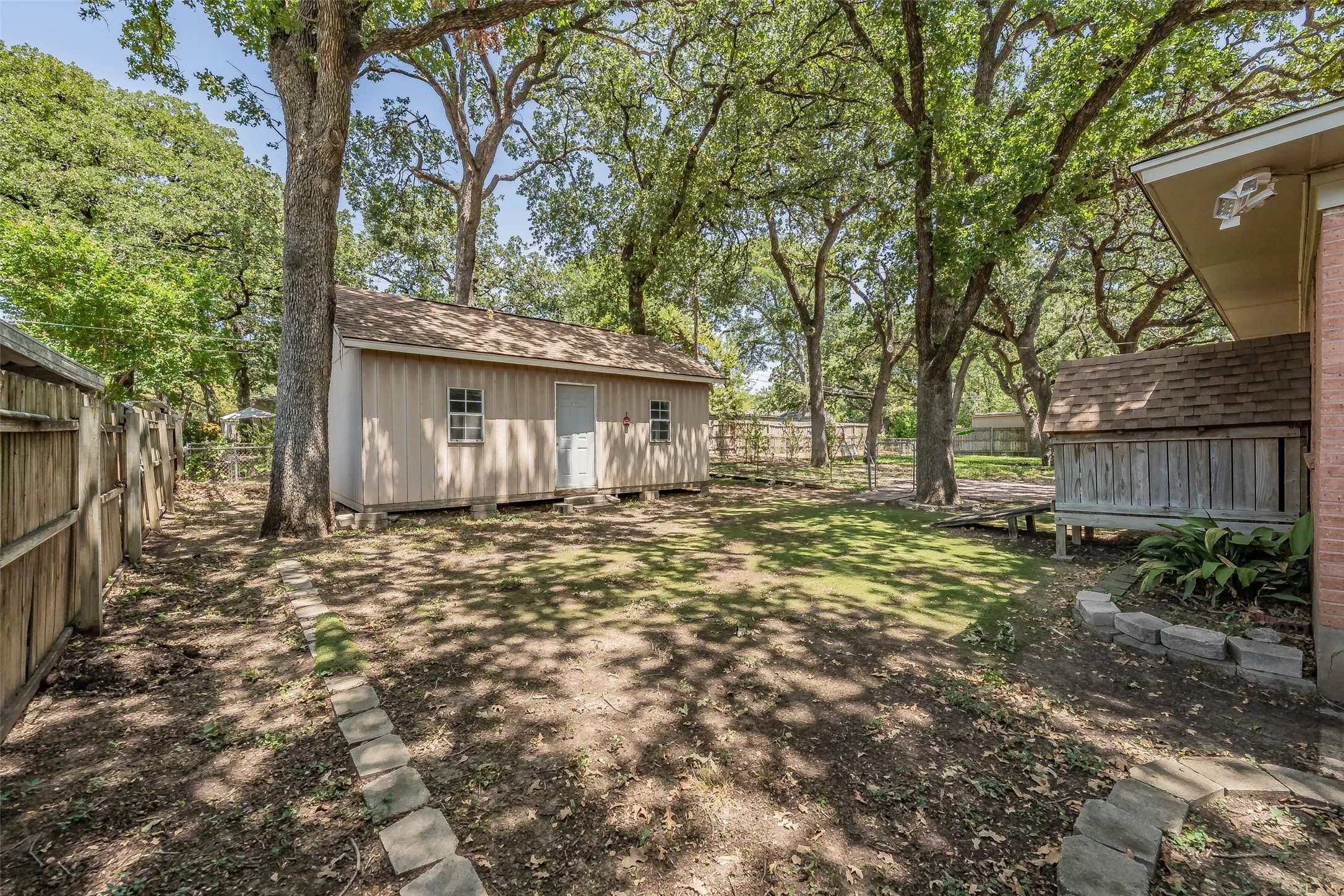 Single Family Residence For Sale in Dallas County , 1233 Fair Oaks Drive, Irving, Texas 75060, 3 Bedroom, 2 Bathroom, 2 Garage spaces, 1,330 Sqft, built in 1954, mls#21357853, Real Estate Agent in Irving, Homes For Sale in Dallas county, Homes For Sale in Irving, Realtor in Irving Texas, Real Estate Brokerage Independent Realty Texas, Luminita Cordes Realtor