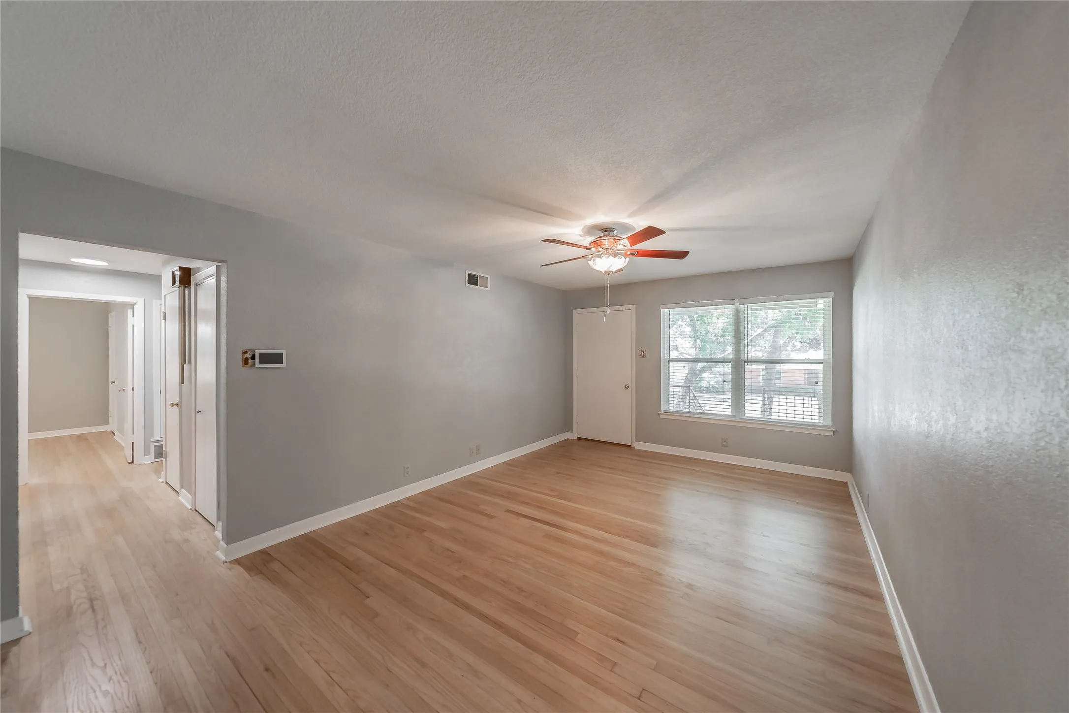 Single Family Residence For Sale in Dallas County , 1233 Fair Oaks Drive, Irving, Texas 75060, 3 Bedroom, 2 Bathroom, 2 Garage spaces, 1,330 Sqft, built in 1954, mls#21357853, Real Estate Agent in Irving, Homes For Sale in Dallas county, Homes For Sale in Irving, Realtor in Irving Texas, Real Estate Brokerage Independent Realty Texas, Luminita Cordes Realtor
