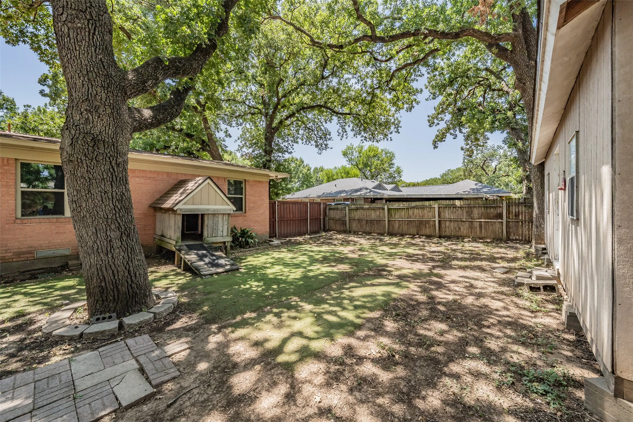Single Family Residence For Sale in Dallas County , 1233 Fair Oaks Drive, Irving, Texas 75060, 3 Bedroom, 2 Bathroom, 2 Garage spaces, 1,330 Sqft, built in 1954, mls#21357853, Real Estate Agent in Irving, Homes For Sale in Dallas county, Homes For Sale in Irving, Realtor in Irving Texas, Real Estate Brokerage Independent Realty Texas, Luminita Cordes Realtor