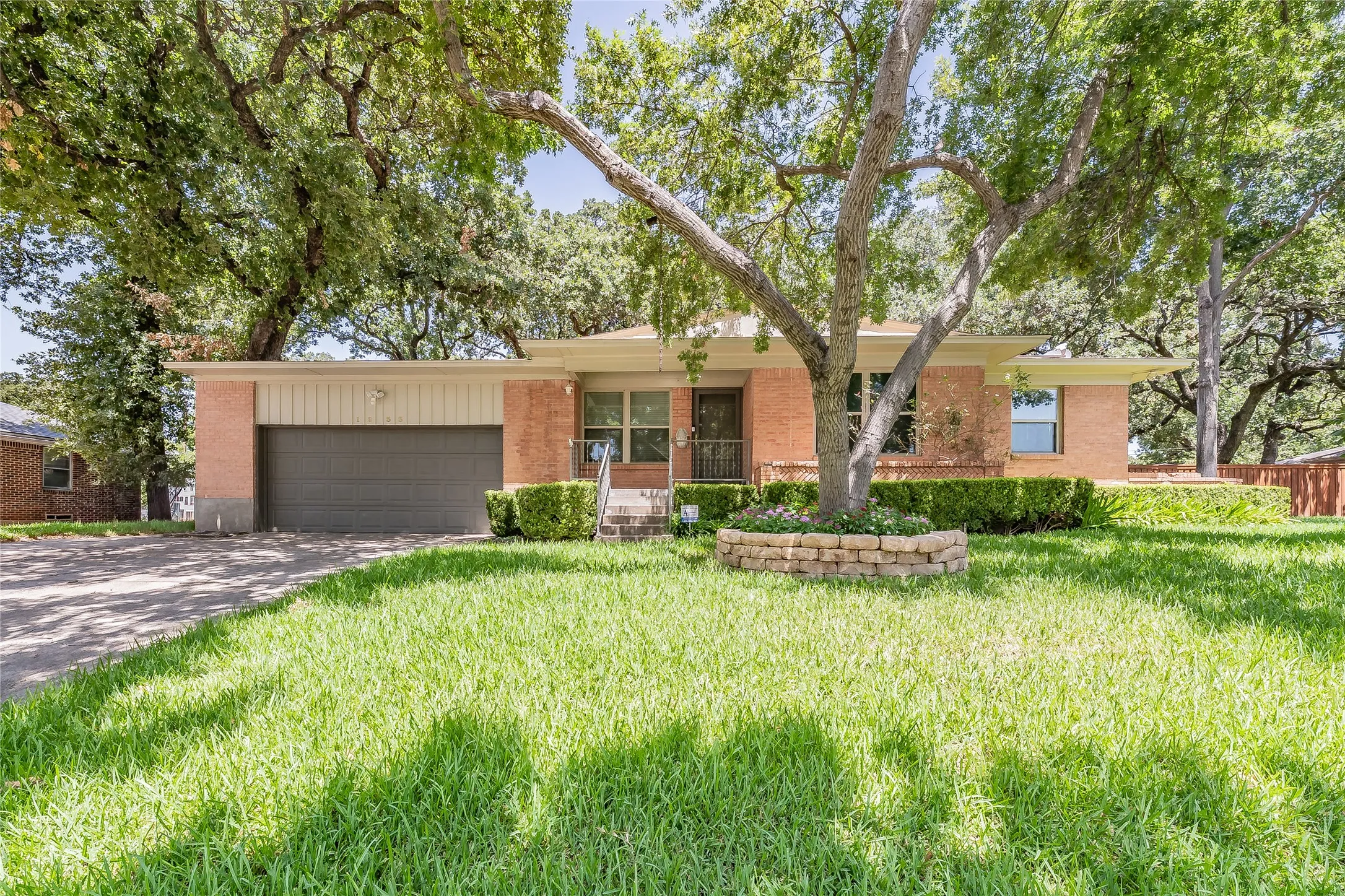 Single Family Residence For Sale in Dallas County , 1233 Fair Oaks Drive, Irving, Texas 75060, 3 Bedroom, 2 Bathroom, 2 Garage spaces, 1,330 Sqft, built in 1954, mls#21357853, Real Estate Agent in Irving, Homes For Sale in Dallas county, Homes For Sale in Irving, Realtor in Irving Texas, Real Estate Brokerage Independent Realty Texas, Luminita Cordes Realtor
