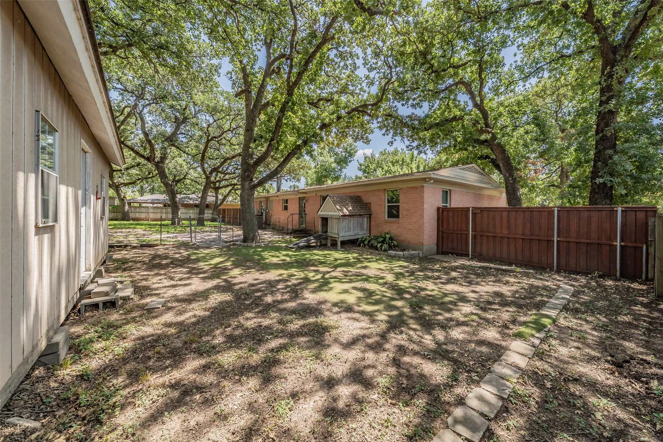 Single Family Residence For Sale in Dallas County , 1233 Fair Oaks Drive, Irving, Texas 75060, 3 Bedroom, 2 Bathroom, 2 Garage spaces, 1,330 Sqft, built in 1954, mls#21357853, Real Estate Agent in Irving, Homes For Sale in Dallas county, Homes For Sale in Irving, Realtor in Irving Texas, Real Estate Brokerage Independent Realty Texas, Luminita Cordes Realtor