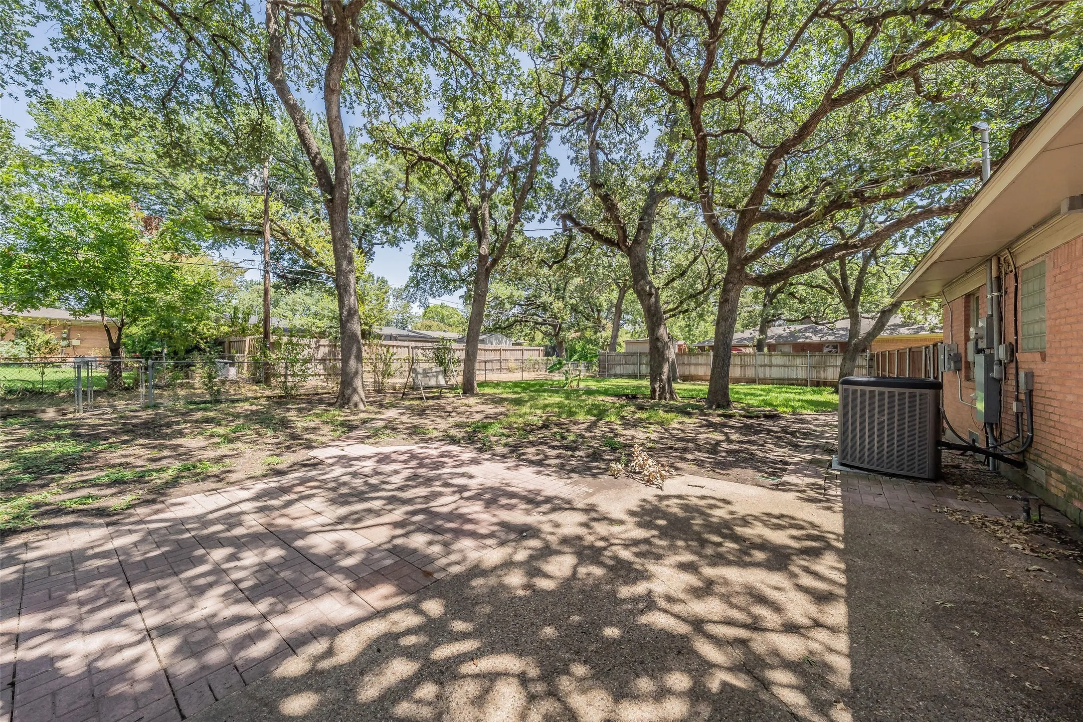 Single Family Residence For Sale in Dallas County , 1233 Fair Oaks Drive, Irving, Texas 75060, 3 Bedroom, 2 Bathroom, 2 Garage spaces, 1,330 Sqft, built in 1954, mls#21357853, Real Estate Agent in Irving, Homes For Sale in Dallas county, Homes For Sale in Irving, Realtor in Irving Texas, Real Estate Brokerage Independent Realty Texas, Luminita Cordes Realtor