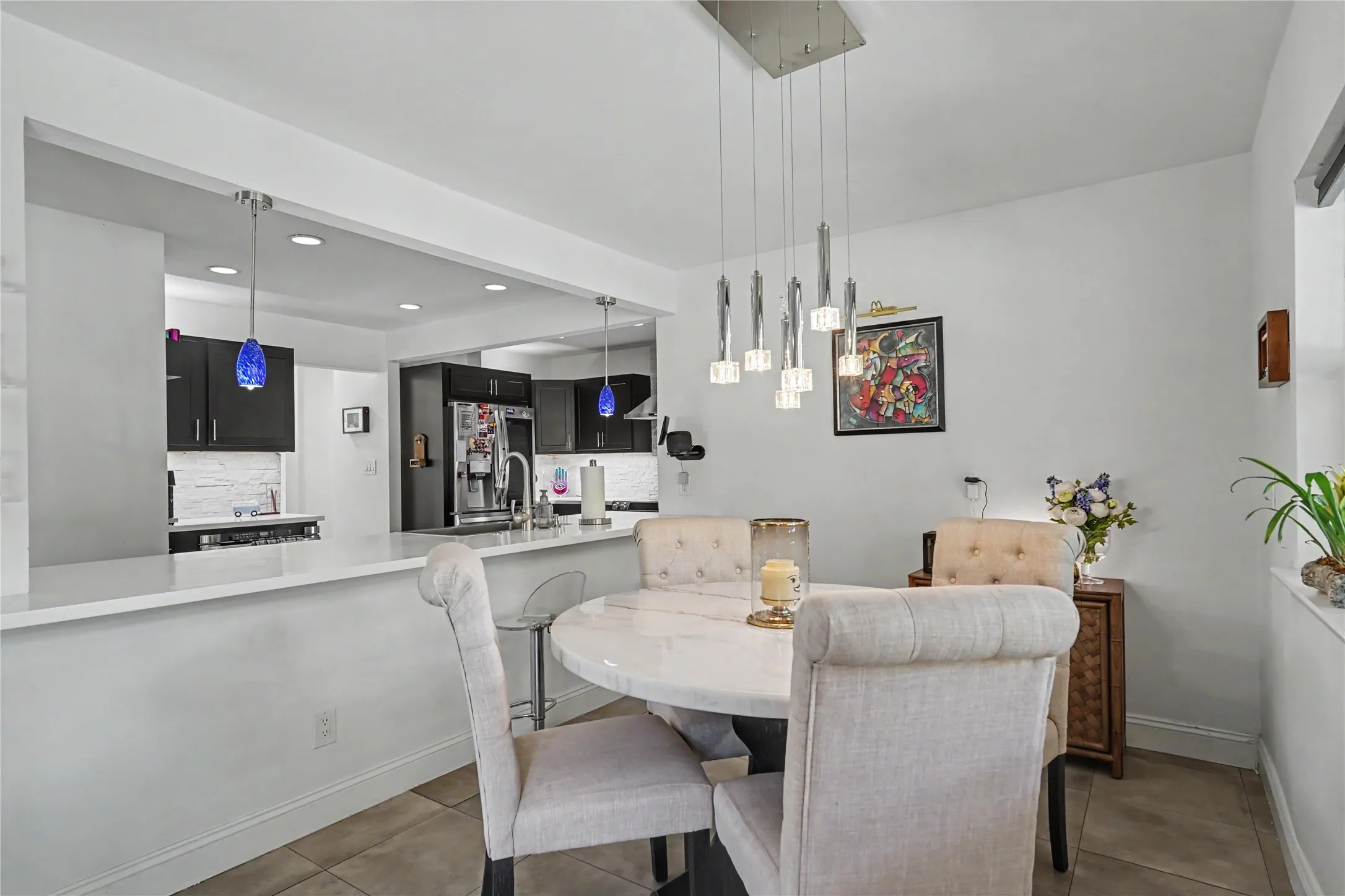 Breakfast room with decorative lighting
