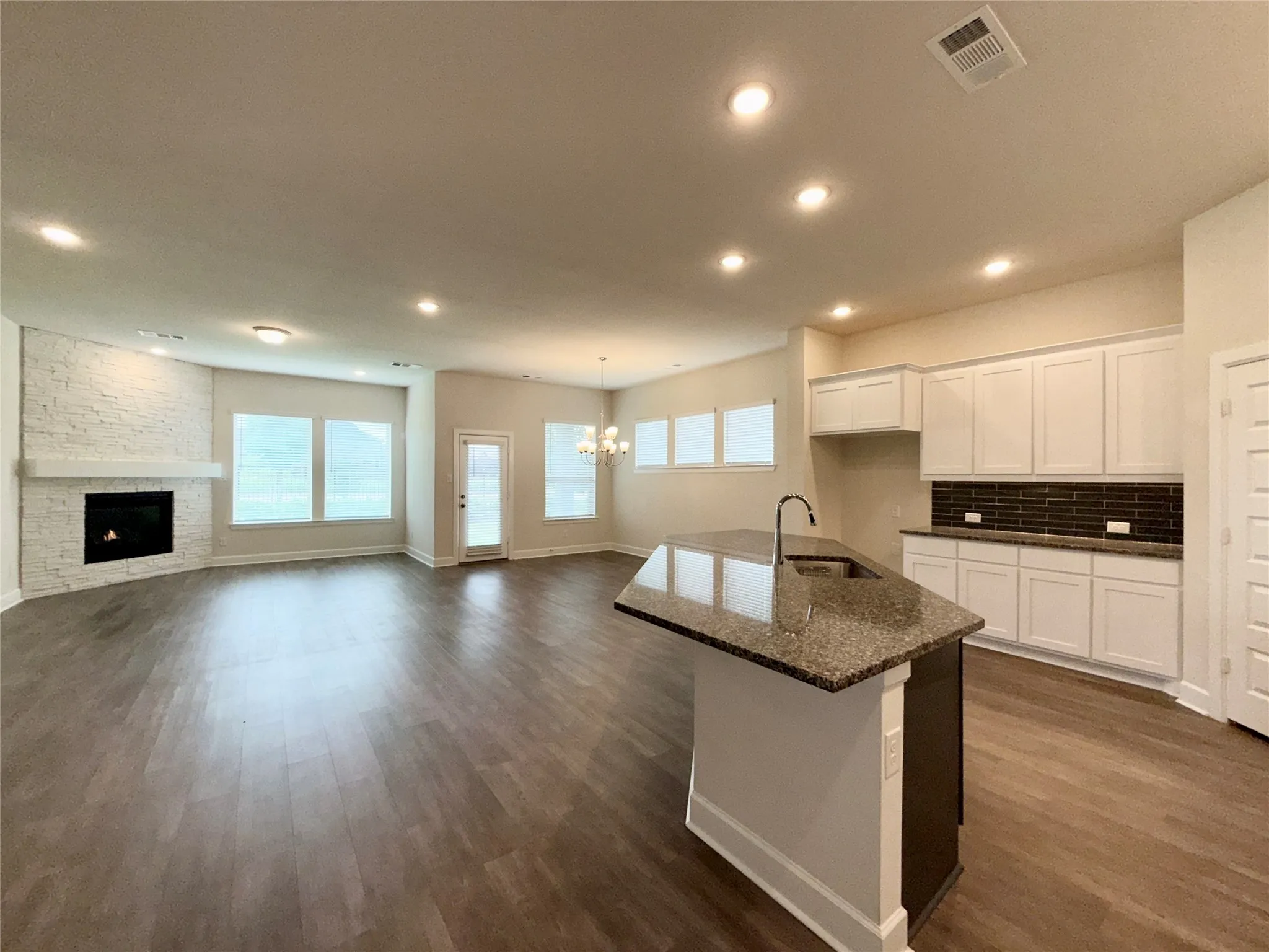 Open floorplan - Living room with fireplace and dining