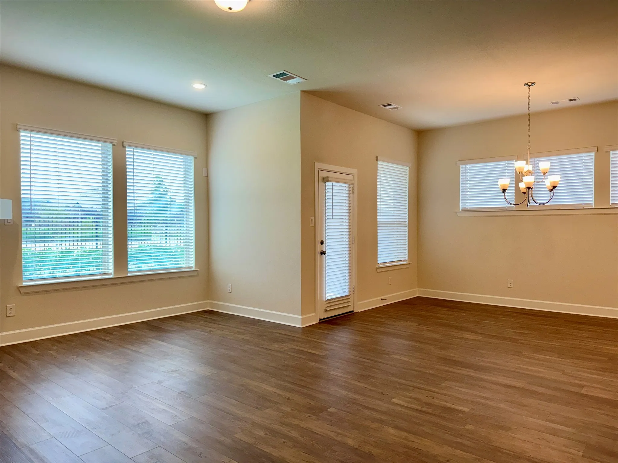 Open floorplan - Living room with fireplace and dining