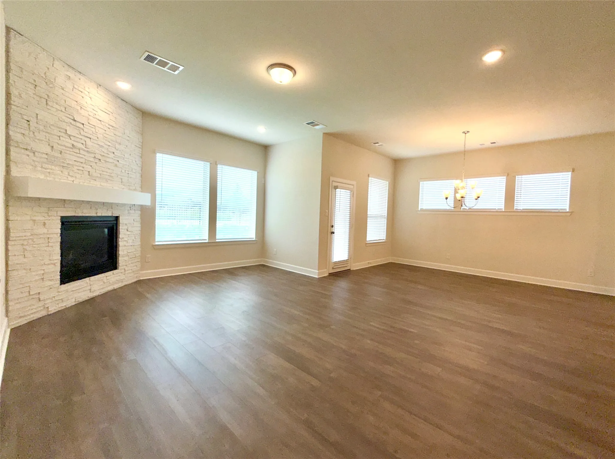 Open floorplan - Living room with fireplace and dining