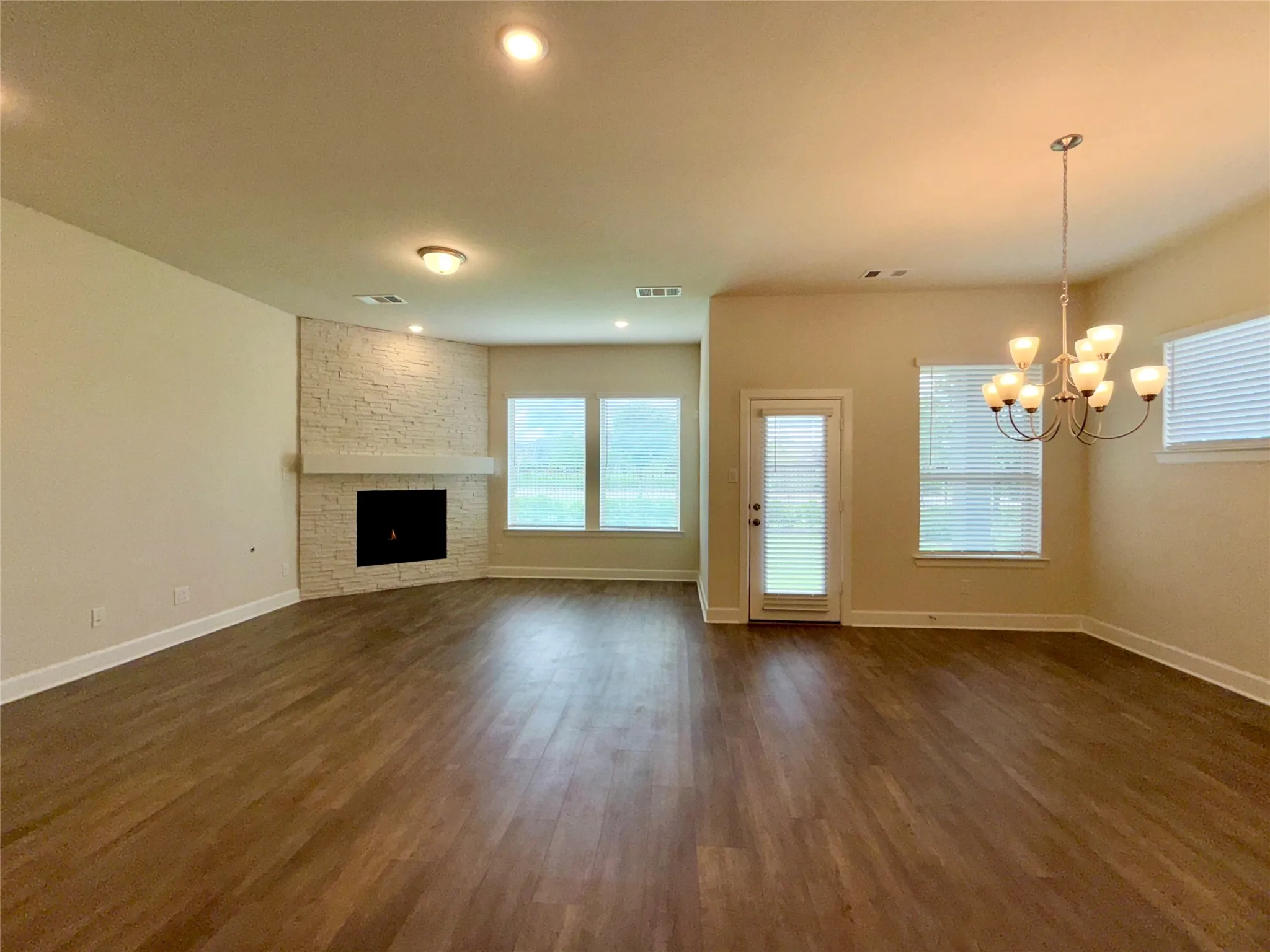 Open floorplan - Living room with fireplace and dining