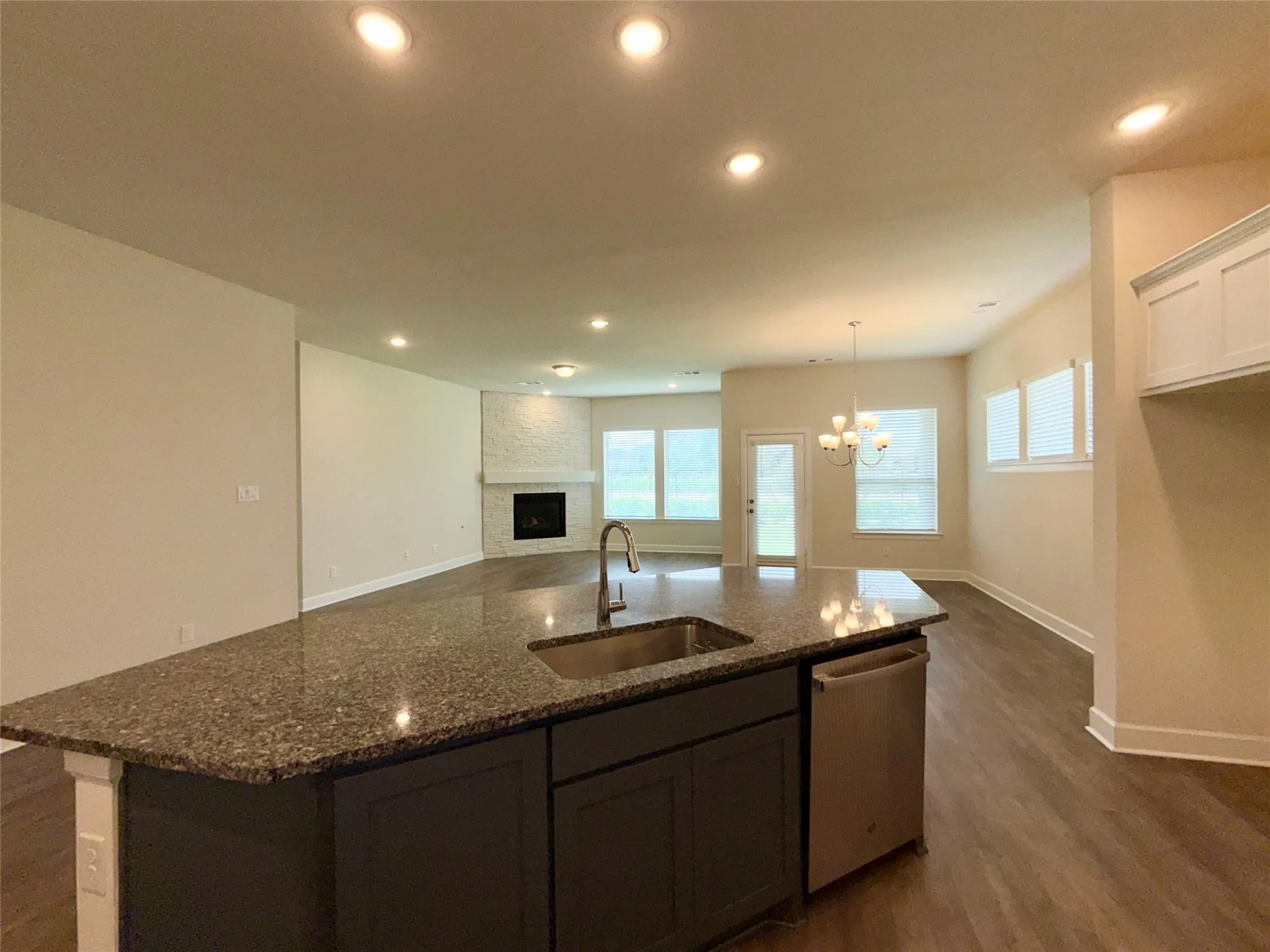 Open floorplan - Living room with fireplace and dining